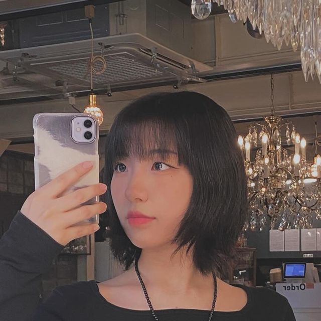  연우 on Instagram: "#광고 
벨트와 악세서리로 포인트 주는 룩 ✨

#롸잇히어 #right_here #벨트 #악세서리"