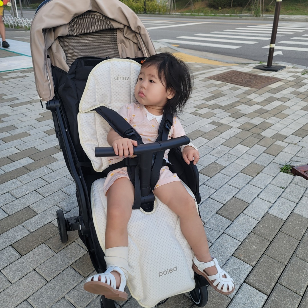 벼르고 벼르던 휴대용윰차 구입완료
와이업지니제로3 선택했습니다앙

마음에 드는 부분

1. 폴딩이 편한 것

2. 등받이 세우면 차양막 아래에 
공간이 생겨서 물건 올려놓을 수 있음
(아 이건 진짜 넘 편리해요.. 
다른 휴대용윰차를 안 써봐서 모르겠는데
신기하게 등받이 위쪽에 공간이 생겨서
핸드폰이나 아이 과자같은 거 올려놓기 좋아요)

3. T바, 식판
(아이가 안전바 거부감 가진다고 해서
T바로 된 지니제로가 좋다고 느꼈었는데
확실히 아이가 잘 잡고 가주더라구요.
식판은 컵홀더부분에 과자 넣어주면
알아서 쏙쏙 꺼내먹어주니 너무 좋아요..)

4. 시원시원한 통풍창
아 이제 좀 추워져서 더는 못 쓸 것 같지만...
애가 잘 때 열이 많아서 통풍창이 큰게 좋네요. 

불편한 부분

1. 작은 턱도 쉽게 넘기 어려움
그동안 디럭스를 탔어서 그런지.. 
바퀴가 작아져서.. 
횡단보도의 턱도 넘기 힘들 정도더라구요ㅠㅠ

2. 아이 자세가 자꾸 삐뚤어짐
이상하게 아이 자세가
한 쪽으로 삐뚤어지더라구요
근데 다른 후기도 보면 다 그렇다던데..
왜 그런지 너무 궁금해요

3. 손잡이 높이 조절이 안 되는듯
키큰맘이라 유모차 손잡이가 좀 낮네요..엉엉

#휴대용유모차
#와이업지니제로3
#구매후기
#사용후기