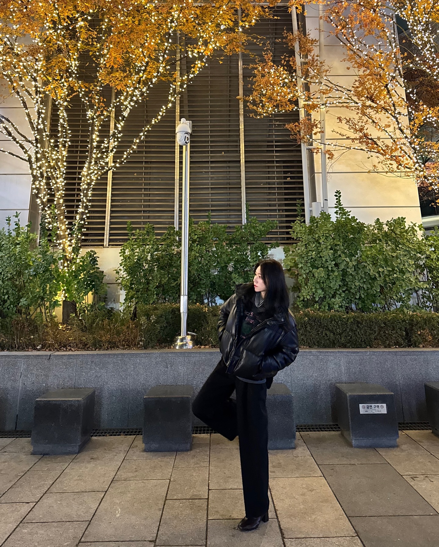 #협찬 loesom_official

LOESOM, 르에솜 웨이스트 밴딩 팬츠🖤

와이드한 실루엣과 허리 조절 끈, 
뒷면의 아웃포켓으로 실용적이고 편안하게 
착용 가능한 베이직 밴딩 팬츠로
다양한 아이템과 매치하기 쉬운 활용도 
높은 아이템이랍니다~🖤

저는 살짝 길이감이 길어서 구두와 함께
매칭해봤는데 너무 잘 어울리구
예쁘더라구용~~!!😆

소재는 원단혼용율: 63% 
폴리에스터 / 25% 레이온 / 7% 울 / 5% 폴리우레탄. 
내구성과 편안함을 동시에 제공하는 
소재로 제작되었답니다!🖤

.

.

.

.

.

 #loesom #로에솜 #loesom #제품제공 #데일리룩 #맞팔 #좋아요 #맞팔선팔환영 #패션 #데일리룩