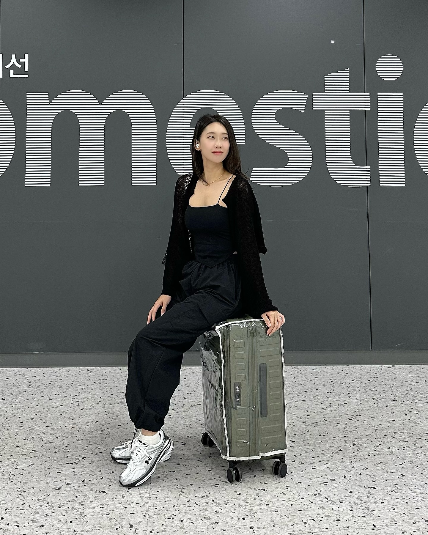 #광고 저 제주에 왔어요🌴
제주 다이빙은 처음이라 짐을 얼마나 챙겨야 할지 모르겠어서 
막챙겼더니 짐 부피가 너무 많은거예요😅
이 고민을 해결 해줄 압축팩 트래블기어랑 함께 했는데요!🧳
와...이건 혁명!!! 
일반 캐리어였으면 이미 꽉차서 안들어갔을것 같은데
압축을 시키니까 윗쪽 부분이 엄청 많이 남더라구요!

커플여행이나 가족여행에 트래블기어캐리어랑 함께 하면 
캐리어 2개를 1개로 줄일 수 있다구요!
특히 해외여행갈때 너무 좋을것 같아요💚
소중한 캐리어 수화물 넣으면 
긁히고 더러워 지는 문제점을 보완한 투명한 커버까지🥰

그거 알죠? 여자들은 뭐 넣은것도 없는데
짐 엄청 많은거 🤣 저만 그런가요?!
다 넣었는데도 공간이 남고
무엇보다 뚜껑으로 열려서 바로바로 필요한걸 
찾을 수 있어서 너무 좋더라구요~
이번 제주 여행 트래블기어 덕분에 편하게 여행 할게요✈️
.
#압축캐리어 #트래블기어캐리어 #트래블기어 #ZIP캐리어 #ZIP압축캐리어 #기내용캐리어 #수하물용캐리어 #여행용캐리어 #예쁜캐리어 #앞포켓캐리어 #캐리어추천 #여행용압축팩 #핸즈프리 #와디즈 #0원체험단