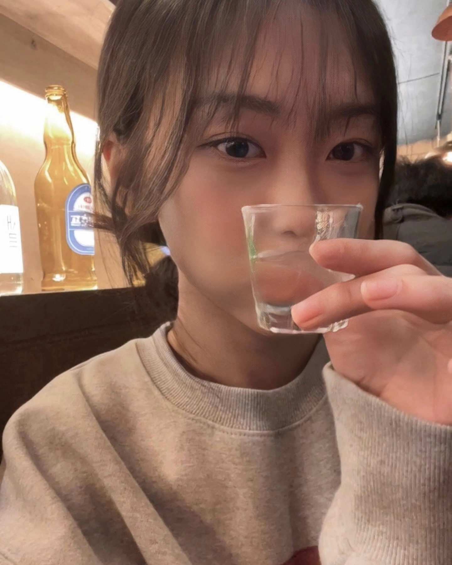 입술 아니고 엄지손가락