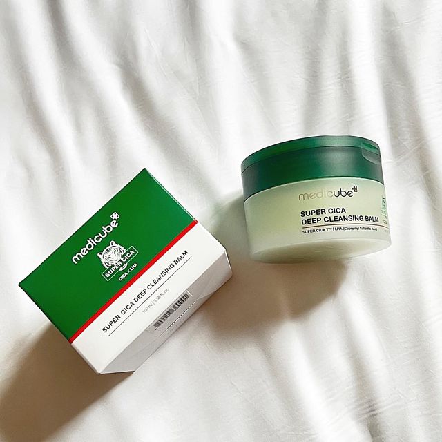 ❥ ❥한가커플❥ ❥ on Instagram: "[메디큐브] #협찬 슈퍼시카 딥 클렌징 밤
🍀메이크업의 순정은 쌩얼🍀

평소에 화장을 자주하는 한가커플에게 메디큐브에서 또 다시 좋은 선물을 해주셔서 소개한번 해드리겠습니다🥰

마스크에서 봉인해제된 요즘 날, 피부 요철 줄여주는 클렌징밤이 새롭게 나와 실제로 야무지게 써보았습니다!

메디큐브 시카라인 중 하나인 컬러 코렉팅을 쓰다가 이번 기회에 클렌징밤도 써보았어요👍👍

직접 써보니 저자극에 촉촉함이 가득하고 마스카라나 아이라인도 쉽게 지워지는 게 민감한 한가커플에게 완전 안성맞춤❤️

슈퍼시카 딥 클렌징 밤은 국내 최초로 병풀 가루가 들어가있어서 저자극 딥클렌징에 도움을 주는게 피부에 와 닿았어요🧚‍♀️🧚🧚‍♂️

클렌징 후 로션을 따로 바르지 않았는데 얼굴이 매끈매끈하니 너무 부드럽더라구용✨타사도 그렇고 요즘 시카 들어간 제품을 올리브영만 가도 많이 보이는데 다른 제품들과 다르게 진짜 진정 효과 있는 병풀가루가 들어가있고 진정 특허 성분이 함유되어 있어서 진정효과가 확실해요!! 진심입니다!!

특히 가현이는 블랙헤드와 피지가 고민인데 피부에 있는 모든 요철을 싹 녹여주니 매끈매끈해지고 너무 좋았어요👍

한수는 여드름성 피부 적합 클렌징이라서 안심하고 쓰더라구용🙋‍♂️🙋‍♂️

실제 비포&애프터 사진을 보고 울님들께서 판단해주시면 아주 굿일 것 같아요❤️❤️

#광고#메디큐브 #슈퍼시카딥클렌징밤#medicube#AD#@medicube_korea#클렌징밤#시카#요철없애는법#클렌징추천#시카클렌징밤 #한가커플"