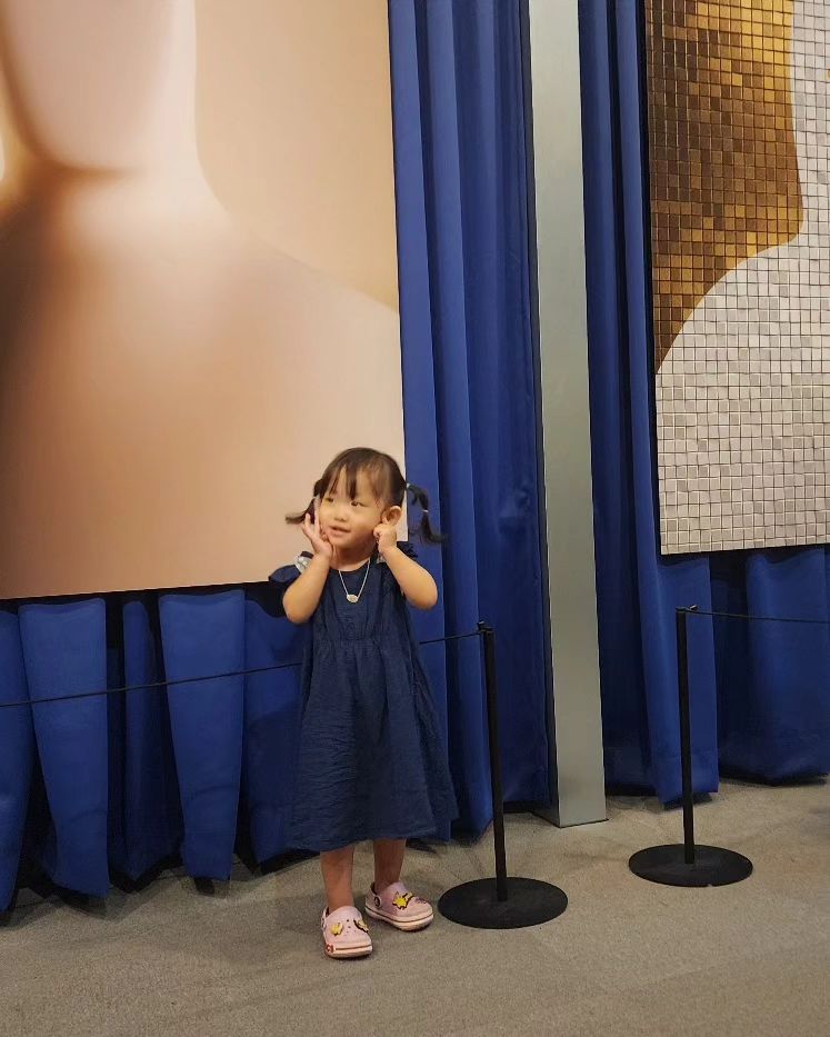 🖼 
<reSOUND: 울림, 그 너머>
아기들이랑 전시보러 옴.
생각보다 집중해서 신기하고 기특한 우리 아가들
오늘은 엄마욕심이고,
다음에 밝고 예쁘리한 전시에 가자!!!

#reSOUND #디스트릭트아트프로젝트
#서울역284 #아기전시 #미디어아트