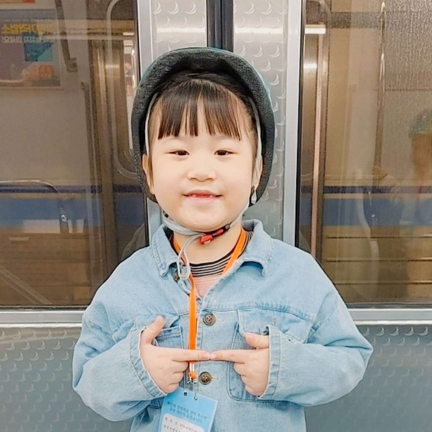 안녕하세요 크레용하나 인사드리옵니다💙
안전모가 이렇게 귀여울 일이냐구~🤭

엄마의 원픽은 첫번째 사진인데
다들 보시기엔 어떤사진이 젤 귀여운가용?🙊

👉👈요 손가락 너무 귀엽짜나😍

요새부쩍 큰 느낌 드는 어린이 정하멍😉

#내눈에콩깍지
#내새끼짱귀엽
#어린이집견학🎒