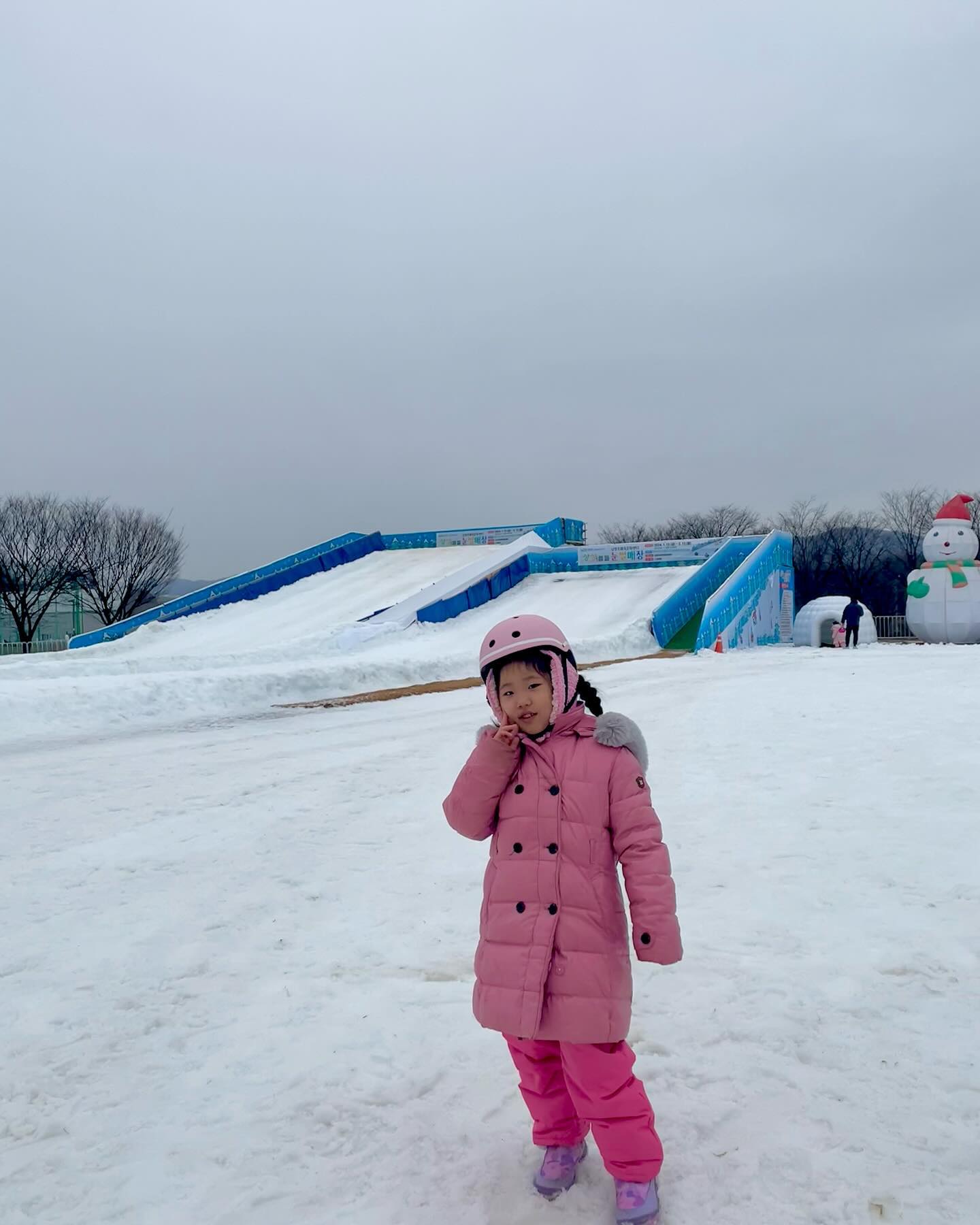 눈썰매를 타러가자_남양주체육문화센터 상상어름뜰눈썰매장🛷

썰매를 좀 타러가볼까! 하면서 찾아보니 가까운 곳에 있었다.
집에서 차로 6-8분? 입장료 1000원의 행복!

썰매타는 곳은 아이들 키 120cm를 기준으로
나뉜다고 되어있지만 상관없는 듯.
하엘인 썰매를 오래타는 편이 아니라
저렴한 입장료에 다양한 체험이 있는게 딱이었다.
그리고 일단 엄청 가까움..ㅎ
2월 12일 까지라니까 할거 없는 주말에 한 번 더 가야징

#우리집_콩나물 #내사랑집요정과함께 
#남양주체육문화센터 #상상어름뜰눈썰매장 #입장료1000원 #1000원이라니 #실화입니까 
#빙어잡기🐟 #회전썰매 #스카이번지 #미니바이킹 
#또가자 #너무좋당❤️ 

입장료 인 당 1,000원
아이들은 헬멧 필수, 하엘인 개인헬멧 챙겨갔다.
오전(10시-13시) 오후(14시-17시)나뉘는데, 오후에 가는 깨알팁이라몀
13시-14시는 점심시간, 표 구매 불가.
차라리 13시 전에 도착해서 오후표 미리 구매+기타시설티켓 미리구매하기
14시에 매표소가 열리지만 그 전에 오후표 미리 사둔 사람들은 13시 40분에 입장 가능.(썰매는 못타지만 미리 매점을 가거나 다른 시설이용은 가능함)
오전오후 각 700명 입장제한이라 표 구매하는 줄 기다리기 싫고,
2시반이 되니 표도 마감되었다.
특히 회전썰매는 인기가 좋아서 줄이 엄청길다. 미리 표 구매하고 줄서기!
썰매는 45분 운영 후 15분 쉬는시간
매점도 있고 휴게실도 있으니 골라서 쉬러가기.
