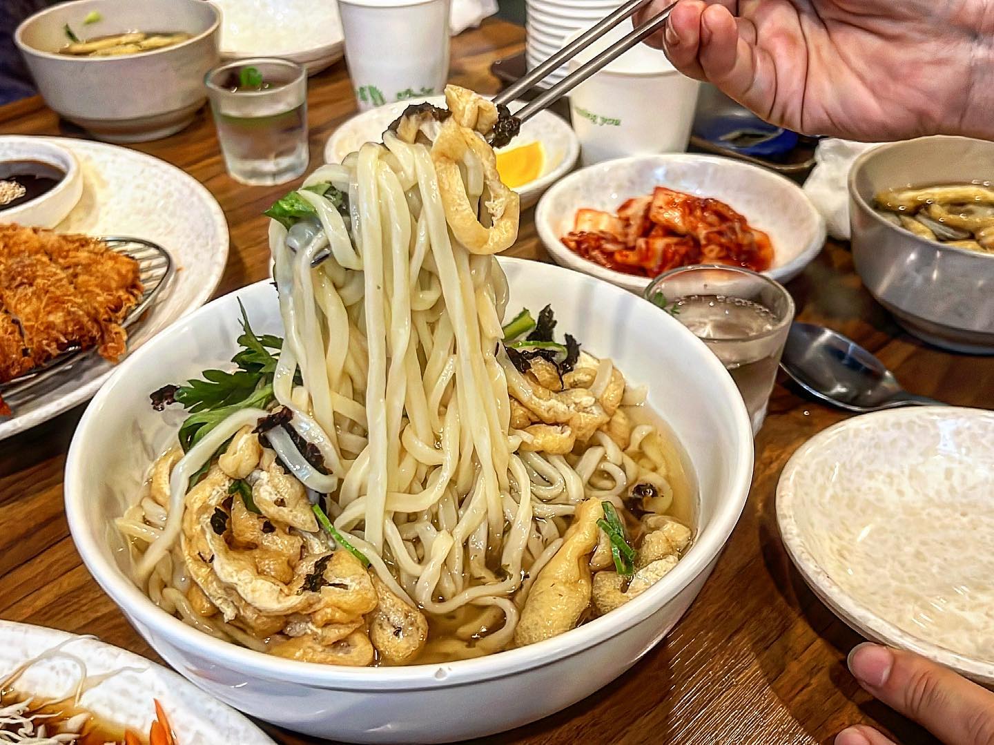 #행복한우동가게 #충북혁신도시맛집
우동집에서 소주 한잔♥︎ 이만한 곳이 없지!
자가제면집 답게 아주 쫄깃하고 탱글한 면발을 자랑하는 행복한우동가게 ❤️🍜
돈까스부터 오징어덮밥~ 쟁반소바까지!
다양한 요리들이 있어 입맛대로 먹고 왔어요👍🏻
하나같이 다 존맛인 여기는 으른들의 분식집이랍니다..
.
.
.
#충북혁신도시 #우동맛집 #진천맛집 #음성맛집 #충북혁신도시술집 #진천돈까스 #음성돈까스 #음성 #진천 #분식 #돈까스 #우동 #오징어덮밥 #메밀소바 #어스푼 #어스푼미식회 #충주라이크