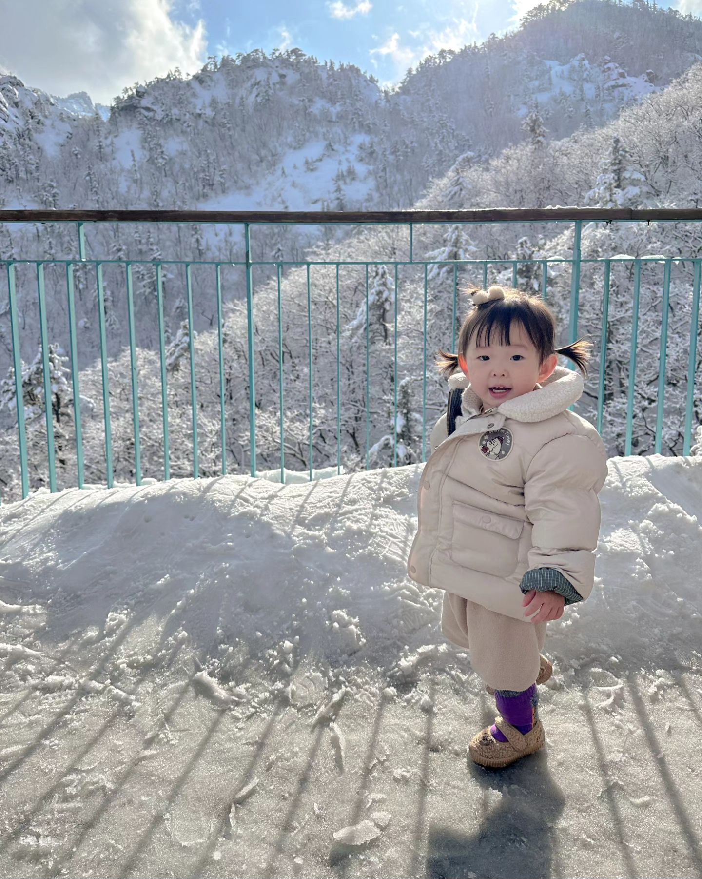 D+538

해돋이는 못봤지만 설악산 설경 제대로 본 새해 첫날 ❄🤍
할머니가 춥다고 할미 등산 양말 길게 올린 패숀ㅋㅋㅋㅋㅋ

케이블카 타고 내려와서는 신나게 눈 밟고 노느라고 양말, 신발까지 다 젖었지만 집에 안 간다고 해서 결국 아빠한테
억지로 안겨서 내려옴