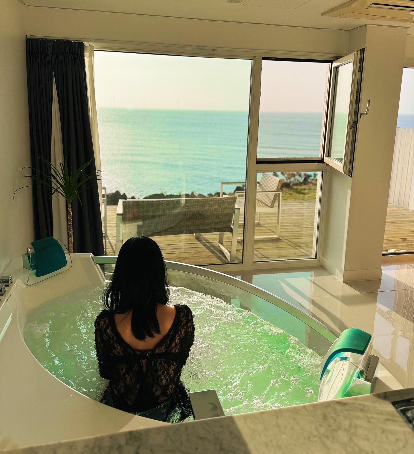 🍊제주도 🌊애월더선셋리조트

인스타로 제주숙소 찾아보다가 뷰가 너무 좋아서 🏊‍♀️수영장 포기하고 간곳(제가 갔을땐 수영장을 안했어요 아마 지금은 할거에요)

대신 🫧스파가 있어서 좋았어요 🛁욕조에서 🍵차한잔 하니까 너무 좋더라구요 
차알못인데 요즘 차맛을 좀 알아가는중!

테라스 뷰가 너무 좋았는데 첫날엔 좀 ☁️흐렸고 그래도 예뻤는데 체크아웃하는날 날이 ☀️맑아서 뷰가 진짜 좋았어요 

왜 이름이 애월 더 선셋인지 알 수 있을 만큼 🌅노을이 예뻤던곳

🍖바베큐는 가능한곳이지만 제주는 다른 먹거리가 많고 저녁약속이있어서 딱히 안했어요

제주도 강아지랑 같이 비행기 탈수있던데 강아지랑도 오고싶은곳 

🐶애견동반가능숙소

☎️ 064-799-7177

📍 제주시 애월읍 일주서로 6111 (곽지리1381)

#제주도 #제주 #애월 #숙소 #제주씨에스호텔앤리조트 #4월이벤트 #제주여행숙소 #호텔 #풀빌라 #펜션 #제주도숙소 #제주숙소 #애월숙소 #애월더선셋 #제주여행 #제주도여행 #제주도핫플레이스 #제주핫플레이스 #애월가볼만한곳 #애월핫플 #애월핫플레이스 #제주도핫플 #제주핫플 #제주도가볼만한곳 #제주가볼만한곳 #제주도맛집 #제주맛집 #제주카페 #제주도카페 #제주카페추천