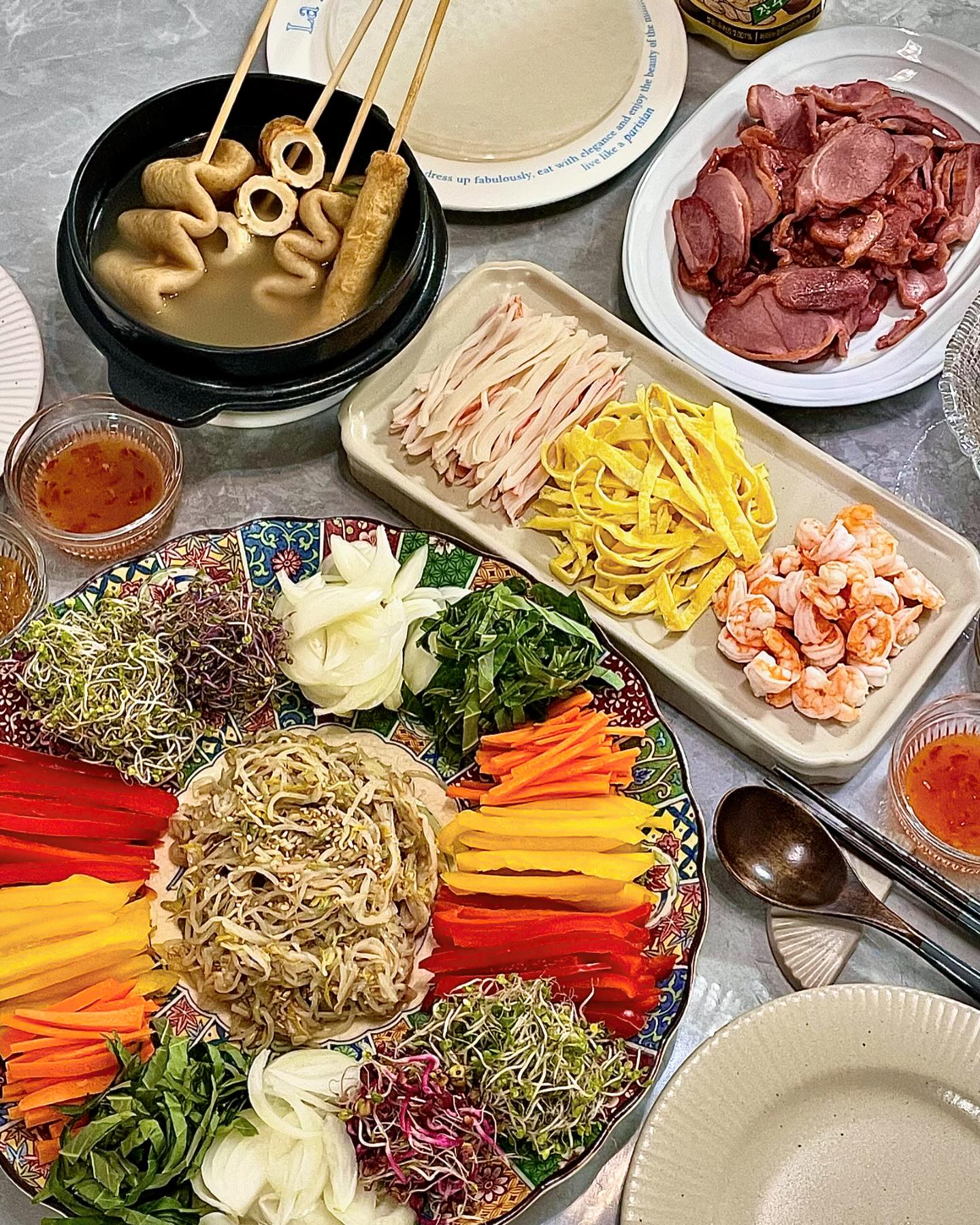#집밥쮸선생👩🏻‍🍳🍚 

가끔 프레쉬한게 땡길 때 월남쌈 체고!
오히려 결혼하기 전에 많이 해먹었는데.. 결혼 하고는 돼지파티하느라 처음 해먹었네요.🐷

월남쌈에는 오리고기가 젤 좋드라구요🤎 (개취!)
야채 다양하게 + 새우 / 크래미 / 지단까지 종류 많이 준비하니 맘이 든든🌝
국물이 하나두 없어서 끓인 어묵탕 치트키 + 한창 빠져있던 허니버터 아몬드 막걸리까지 곁들여서..🤍

오늘의 꿀조합🍽️

-
#월남쌈 #어묵탕 #허니버터아몬드막걸리