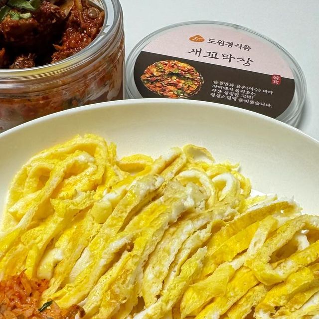 단하 on Instagram: "#광고 #꼬막장 인천 놀러갔을 때 먹었던 꼬막 비빔밥st로😉 많이 맵지 않고 매콤해서 밥도둑이에요! 하나하나 까먹지 않아도 되어서 간편하고 꼬막도 알이 크네요! 반찬으
