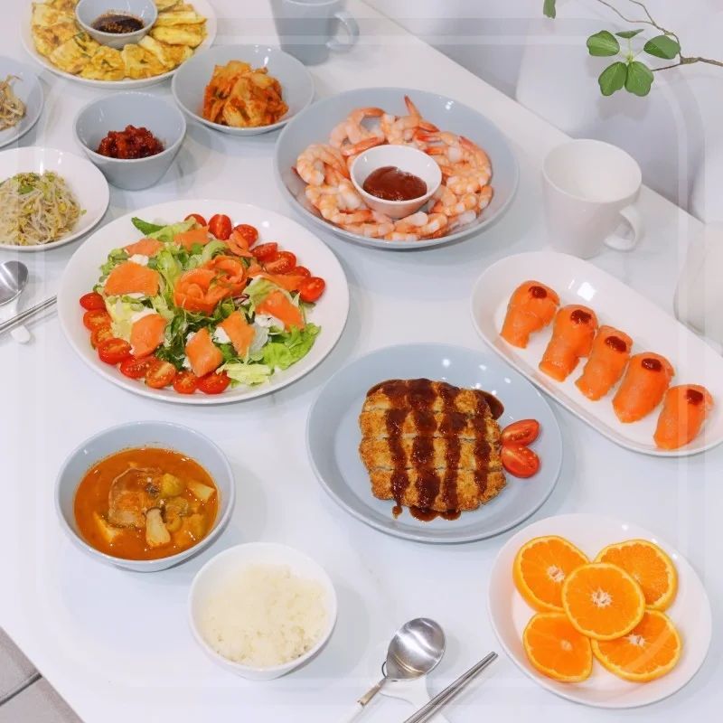 #협찬

​미니멀 프렌치룩 
Mix & Match Home Set,
그레이의 컬러 조화가 가장 돋보이는
맑고 깨끗한 느낌의 유행을 타지 않는
모던한 믹스매치 컬러라인으로 
데일리로 사용하기 좋은 
식기세트 신혼식기 집들이선물 추천!
보울보울 어반데일리 프렌치모던
4인 홈세트 25P!

​제품 구성은
공기 4개, 대접 4개, 머그 4개, 
소스볼 4개,디저트볼 2개, 디저트플레이트 2개,
디너플레이트 M 2개, 
디너플레이트 L 1개,
멀티볼 1개, 오발플레이트 1개
도자기/ MADE IN KOREA
전자레인지, 식기세척기, 오븐사용가능!

신혼부부에 선물하기에도 
좋을만한 깔끔하고 모던한 스타일로
컬러매치도 질리지 않을듯하고
개인적으로 제 맘에 쏙 드는 제품입니다.
어떤 맛있는 요리들 담아볼까 기대가 되어요!
다양하고 풍성한 구성의 4인용 그릇세트,
이것저것 요리를 담아보니 구성이 참 좋네요.
4인이라 신혼식기로도 
손님여분까지 생각해서
장만하시면 참 좋을만한 구성이지요?!
그릇 마감도 깔끔하고
두가지 톤의 컬러감이 조화로운
음식을 담았을 때 정갈하고 이쁜,
또 양식, 한식 가릴거 없이 잘 어우러지는 
신혼부부 집들이선물 추천,
4인 홈세트 식기세트 그릇세트
찾으신다면 보울보울 4인홈세트 강추!

https://naver.me/G6KhoA7E

#그릇 #집들이선물 #집들이선물추천
#음식 #식기세트 #그릇세트 #신혼식기
#신혼부부그릇세트 #4인용식기세트
#4인용그릇세트 #그릇세트추천
#식기세트추천 #신혼식기세트
#신혼그릇추천 #책세상 #맘수다
#책세상맘수다 #책세상맘수다카페