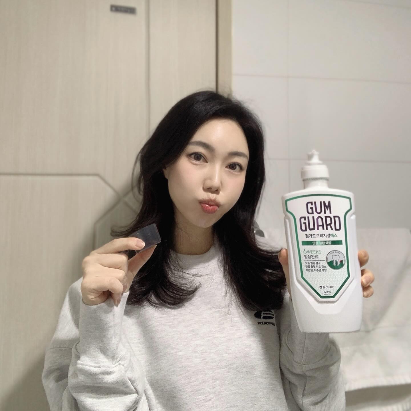 #광고 #검가드오리지널 ✨

임플란트 후에 관리 필수잖아요~
칫솔만으론 부족한 관리 검가드 오리지널S
써봤어요! 

단 30초 사용으로 간편하게 하는 잇몸관리로
무엇보다 편한건 Pull-Push캡으로 여기저기 
튀지않아 따르기 편하더라고요. 😘

검가드 오리지널은 잇몸 건강에 집중한 설계로
치은염보다 경과가 진행된 잇몸질환 치주염의 
예방까지 도와준다고 해요! 
요즘 잇몸 시린 느낌이 있어서 🥶
정신 바짝 차리고 쓰는 중! ㅎㅎ

꾸준히 고고~~ 🫶

#검가드 #오상진추천 #잇몸출혈관리 #임플란트 #잇몸관리 #치주질환예방 #잇몸염증관리 #검가드에스 #약국판매#홈쇼핑판매