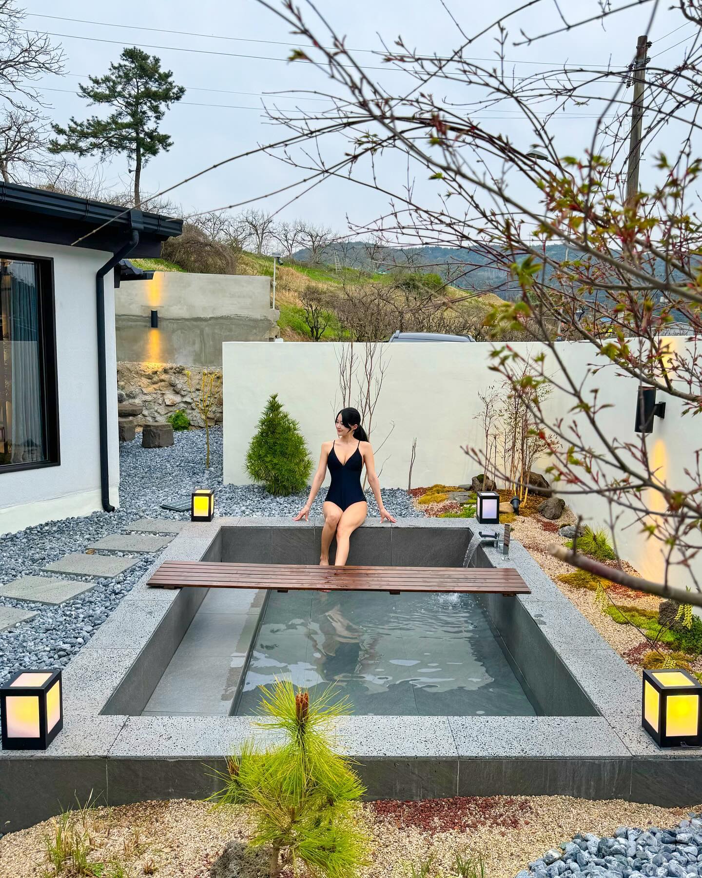 고급스러운 청도 한옥펜션
스테이더담 매전점🤎 

📍숙소 : 스테이더담 매전점
📍숙박 : 350,000 (1박 /평일기준)

✅장점
오직 한팀을 위한
프라이빗 한옥독채 스테이

성인5,6인까지 가능한
대형노천탕까지 있는 독채스테이

본채,별채 나뉘어져 있어서
가족끼리 머물기도 좋은 숙소에요

별채에서 제공되는
하이엔드 에탄올난로는 불멍하기
정말로 좋았답니다🔥🫶

스테이더담 매전점에서는
다도키트, 샴페인이 준비 되어 있습니다

사계절 내내 이용가능한
대형자쿠지에서 힐링여행 즐겨보세요❤️

▫️침실2 - 퀸침대2, 욕실2, 부엌,대형자쿠지, 다이닝2

▫️이솝 어메니티, 대형TV,전자레인지, 커피머신기 ,밥솥, 다도키트, 다이슨 공기청정기, 다이슨 드라이기 등 다 갖춰진 감성숙소

📍경북 청도군 매전면 청려로 3649-17 

#여행다녀왔습니다_러블리빈 #숙소제공