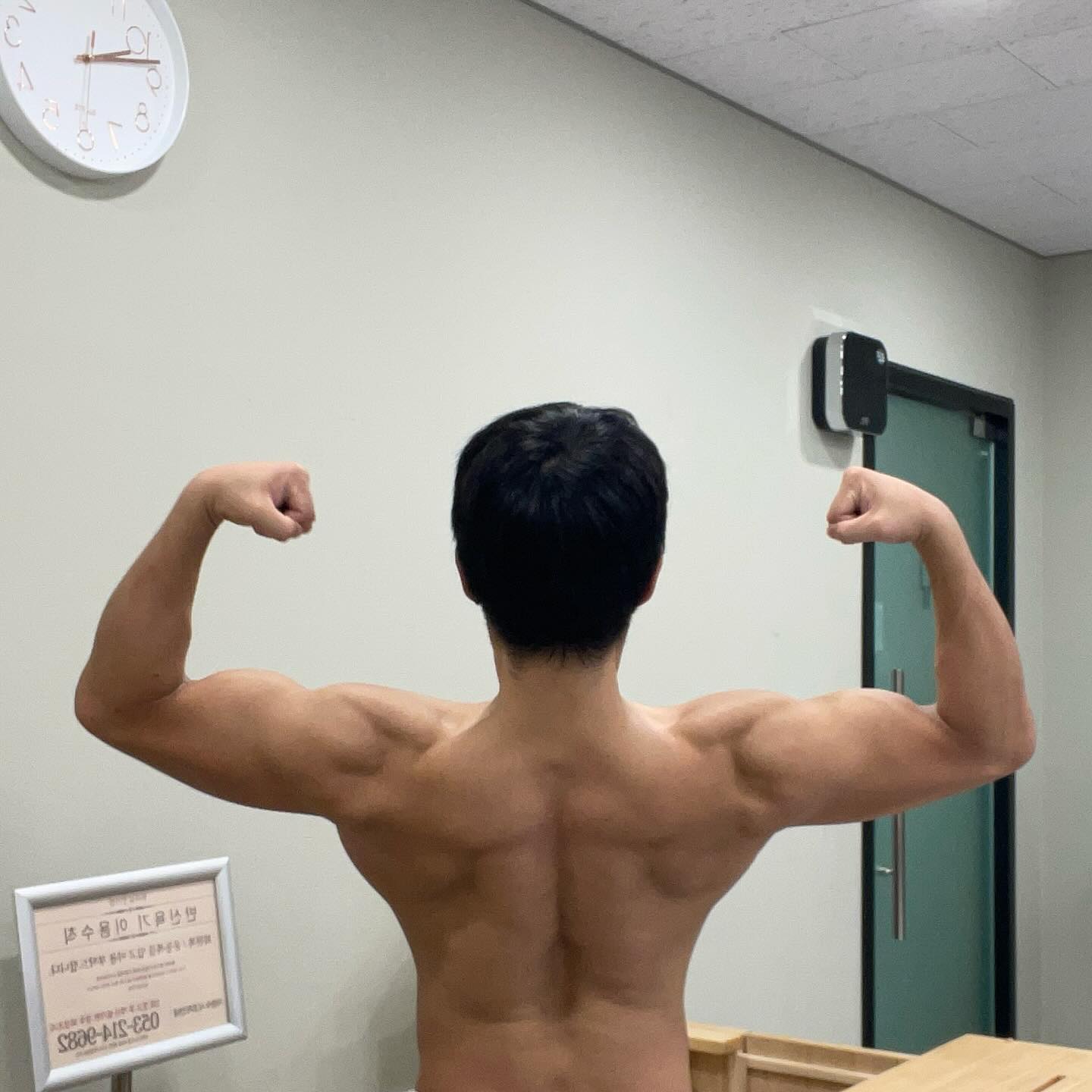 gem의 대회일지 155일차📝

#pullday

오늘따라 컨디션이 떨어지는게
한 쪽 눈도 파르르 떨리고
운동강도도 안나오는것이
볼륨감이 꺼질까봐 걱정이 되지만
걱정한다고 달라질건 없으니
더 집중하고 견디자🔥

누구보다 빛날거라 믿어 의심치 않으니까✨

#오운완 #운동하는남자 #다이어트
#바디체크 #등운동 #대구 #몰리짐