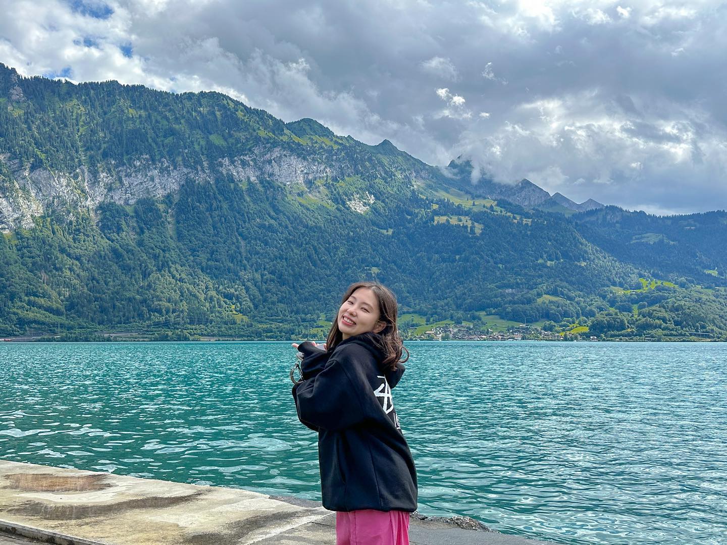 🇨🇭튠호수

호수 색이 어쩜 저렇게 아름답냐고요.. 
상공에서 볼때랑은 또 다른 예쁨에 신남 최고조 🥴
스위스 너~~무 좋다 물가 빼고,,

📍Thunersee, Interlaken, Switzerland
