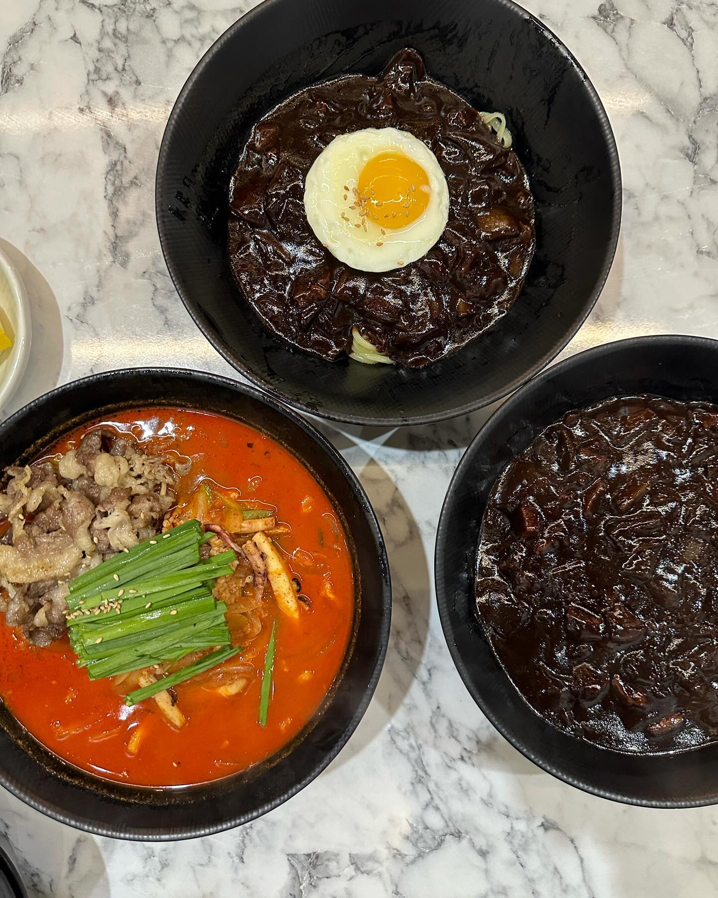 #협찬

✔️짬뽕이 맛있는 집으로 유명한 무아반점 오너쉐프분께서 메리어트 호텔 중식당 쉐프 출신이라 더욱 기대하고 방문

✔️매장이 넓고 깔끔하며 기본 4인석에서 다인석까지 준비가 되어 있어 단체모임하기에도 좋은 중식당

✔️주방이 오픈형이라 음식이 만들어지는 과정을 볼 수 있어 더욱 신뢰가 가는 곳

▶️우삼겹짬뽕 10,500원
우삼겹과 부추가 곁들여진 짬뽕이라니 진심 궁금해서 먹어봤는데 국물이 껄죽하고 기본맛이지만 칼칼해서 내 스타일
큼지막한 새우와 오징어까지 듬뿍들어가 있어 맛집 인정

▶️짜장면 6,000원
계란토핑 추가로 개인의 입맛에 따라 선택가능
큼지막한 고기와 야채가 씹는 재미를 주고 즉석조리해서 자극적이지 않고 담백해서 굿👍🏻

▶️미니탕수육 13,000원
미니탕수육이지만 결코 미니가 아니였음 고기도 두껍고 찹쌀탕수육이라 쫀득해서 우리 아이뿐만 아니라 내 입맛에도 딱인 탕수육! 

*️⃣부먹으로 나오는데 찍먹이신 분들은 소스 따로 달라고 하세요~

🥢무아반점 
주소: 대구시 남구 봉덕로21길 53-16 207동 101, 102호
영업시간 : 일요일 정기휴무 
월~금 오전 11시 - 오후 8시
브레이크타임 오후 3시 - 5시
토요일 오전 11시 - 오후 3시 

#무아반점 #대구중국집맛집 #대구중국집 #대구중국집추천 #대구탕수육맛집 #대구탕수육추천 #대구짬뽕맛집 #대구짬뽕 #대구짬뽕추천 #대구짬뽕맛집추천 #대구봉덕동맛집 #봉덕동중국집 #봉덕동짬뽕