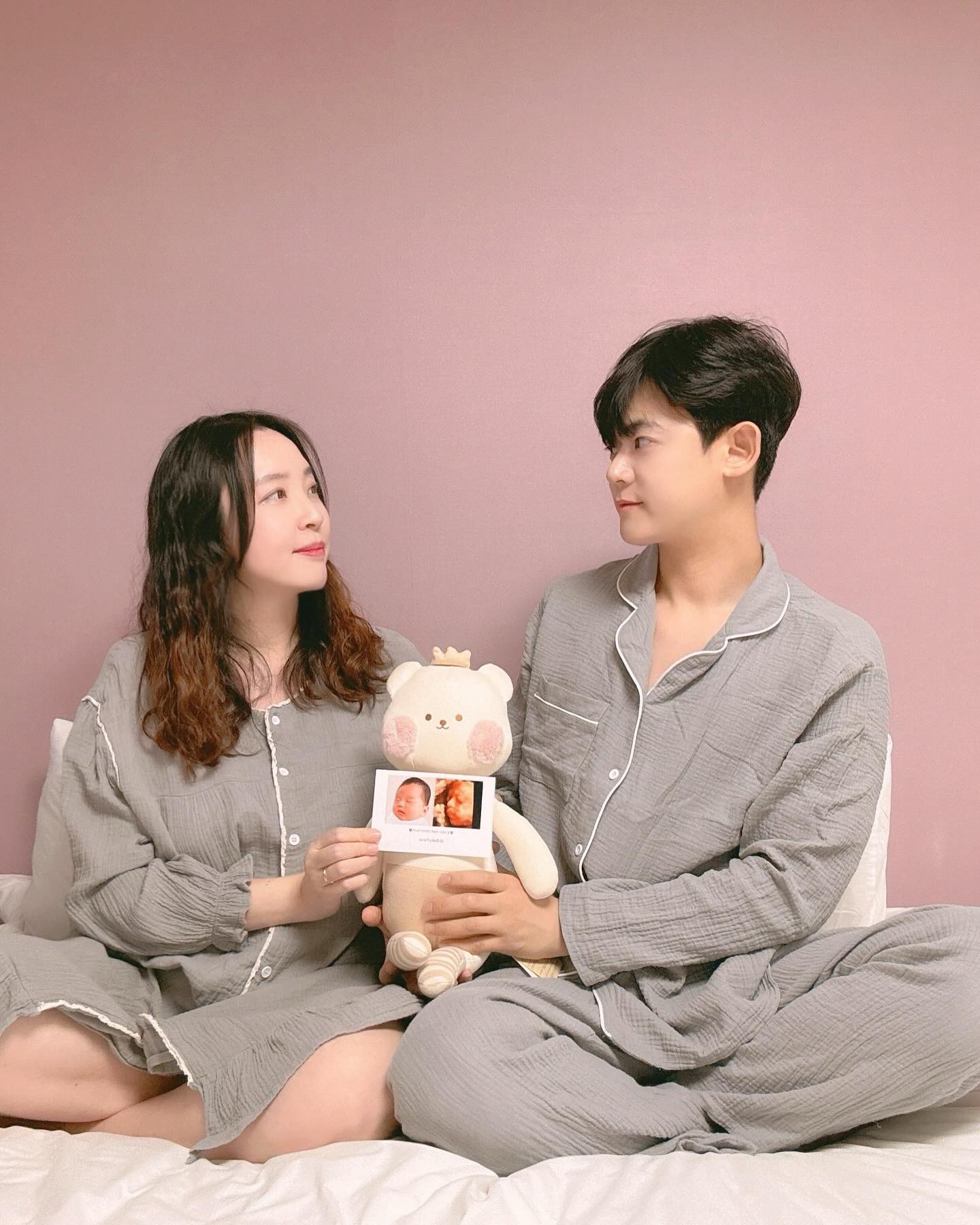 #27주 D-90👼🏻
두자리로 바뀌고 시간이 훅훅 가는 중❣️
건강한 모습으로 만나자 띠용아🫶🏻
엄마아빠한테 와줘서 고마워 사랑해♥️♥️
-
-
-
#셀프만삭 #셀프홈스냅 #홈스냅 #만삭사진인듯아닌듯