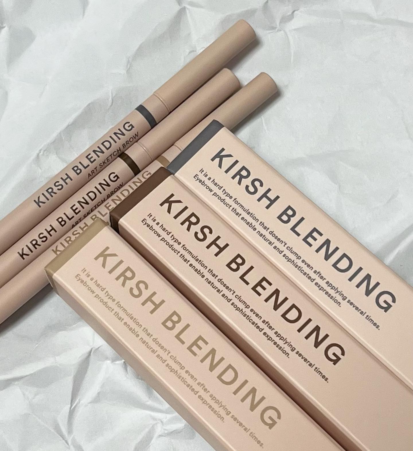 #제품제공 kirsh_blending 
10월 19일에 출시된 키르시블렌딩의 따끈한 신상 아이브로우!!
하드 포뮬러 제형으로 한 올 한 올 섬세하게 표현할 수 있는게
이 제품의 아주 큰 장점인데요! ✨ + 정교한 컨트롤은 보너스!

여러 번 덧발라도 뭉치지 않아서 수정용으로 갖고 다니기도 좋고
픽싱도 엄청 빠르게 되기 때문에 결 살려주기에도 좋아요🤎

10/19 부터 키르시블렌딩 공식 네이버 스토어에서 
키블의 뮤즈!! 노정의 엽서 & 포토카드 프로모션 진행하니 
프로모션 기간에 득템하세용 ~~ 🤩🤩
-
#키르시블렌딩 #kirshblending #아트스케치브로우 #아티스트브로우 #아이브로우 #아이브로우펜슬 #슬림브로우 #스키니브로우 #브로우추천