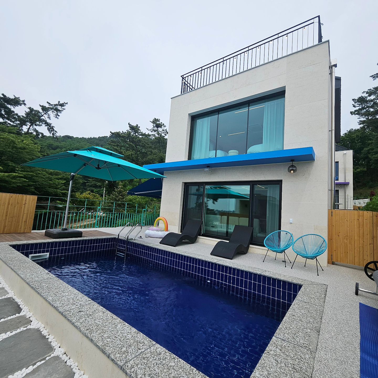 #대부도펜션추천

대박대박
1박2일 알차게
놀고 쉬고 힐링할 수 있는
가온그림

3층을 우리가 독차지하면서
고기도 구워먹고
물놀이도 하고
노래도 하면서
바다뷰도 즐길수 있어요

신축건물이라 깨끗하고
바닷가 산책로도 가깝고
없는거 없이 다있어
너무 편하고 재미나게
즐기다 왔어요

영상위주는 릴스에 올려둘게요

엄청 강추하는
대부도 가온그림 펜션

친구 연인 가족 지인들과
꼭 가보세요!!

📒
대부도가온그림
경기 안산시 단원구 큰망생이1길 28

#대부도펜션 #대부도풀빌라 #대부도풀빌라펜션 #가온그림 #대부도독채펜션 #대부도수영장펜션 #대부도독채풀빌라 #대부도여행