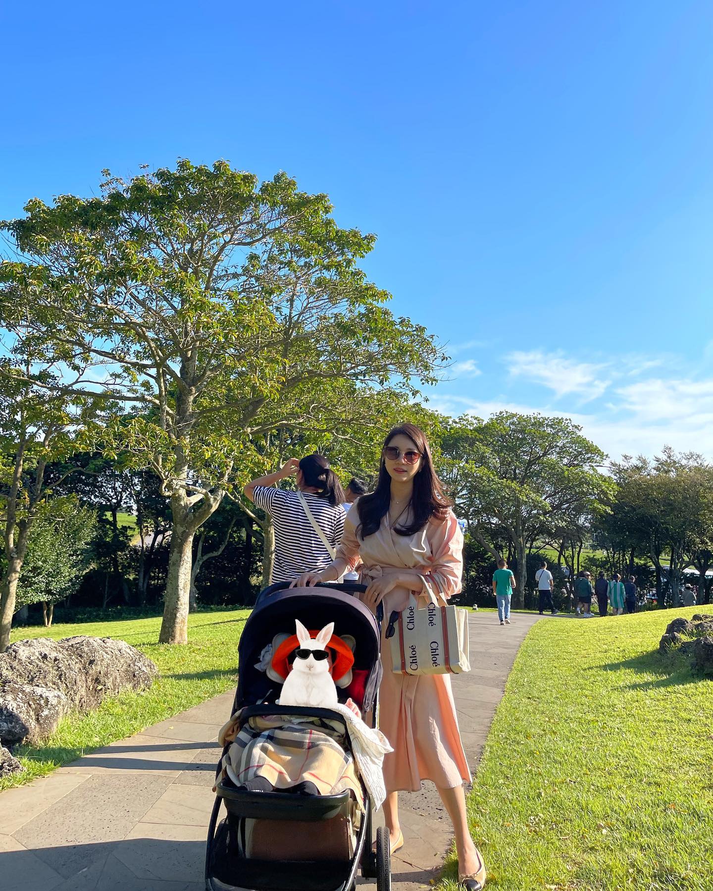 제주가서 모든 예쁨 다 받고 온 우리아기👶🏻

가는 곳마다 예뻐해주시고 가던 사람들도
한번 더 뒤돌아보고 웃어주고 가신다는🧡

카메라엔 담기지 않는 귀여움🥹