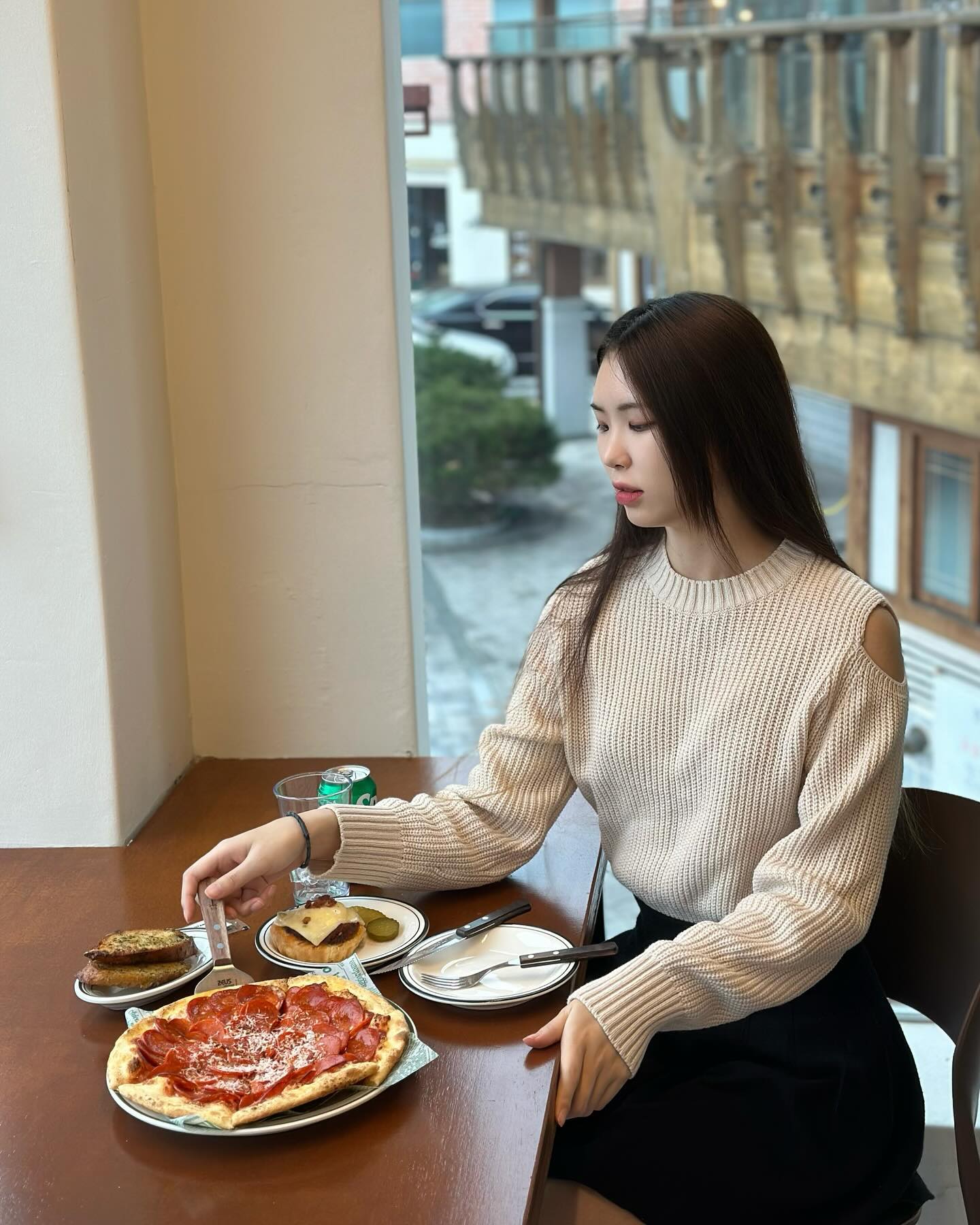#협찬

이번에 행궁동에서 경치 좋고 루프탑까지 있는 맛집 발견했어요👀❤️

피자, 미트파이, 샌드위치 등을 판매하는 곳인데,

저는 여기서 처음 미트파이를 먹어봤는데 너무 맛있더라구요🤤
같이 주문한 페퍼로니 피자도 살짝 매콤한게 느끼한 맛을 잘 잡아줘서 질리지 않게 먹을 수 있어서 너무 좋았답니다👍🏻✨

게다가 빵과 고기를 직접 만들어서 판매하신다고 하던데 이게 맛집에 비결인걸까요?😆❤️

그리고 가게 내부도 깔끔하게 잘 꾸며져있고 통창으로 화성행궁 쪽이 보여서 뷰도 너무 멋졌는데,

비가와서 살짝 구경만 한 루프탑도 너무 분위기 있고 멋지더라구요👍🏻✨
그리고 루프탑 이용하면 애견동반도 가능해서 다음에 우리 강아지들과 오고 싶었던..🥹

맥주랑 와인도 판매하고 있어서 느즈막히 분위기 있게 한잔 하는 것도 가능할 것 같아요!🍻

✅ 경기 수원시 팔달구 신풍로23번길 28 2층 미트테일

#행궁동맛집 #행궁동카페 #행궁동애견동반카페 #행궁동브런치 #행궁동브런치카페 #행궁동샌드위치 #행궁동미트파이 #행궁동데이트 #행궁동잠봉뵈르 #행궁동빵집 #미트테일 #행궁동미트테일 #행궁동피자 #행궁동애견동반식당