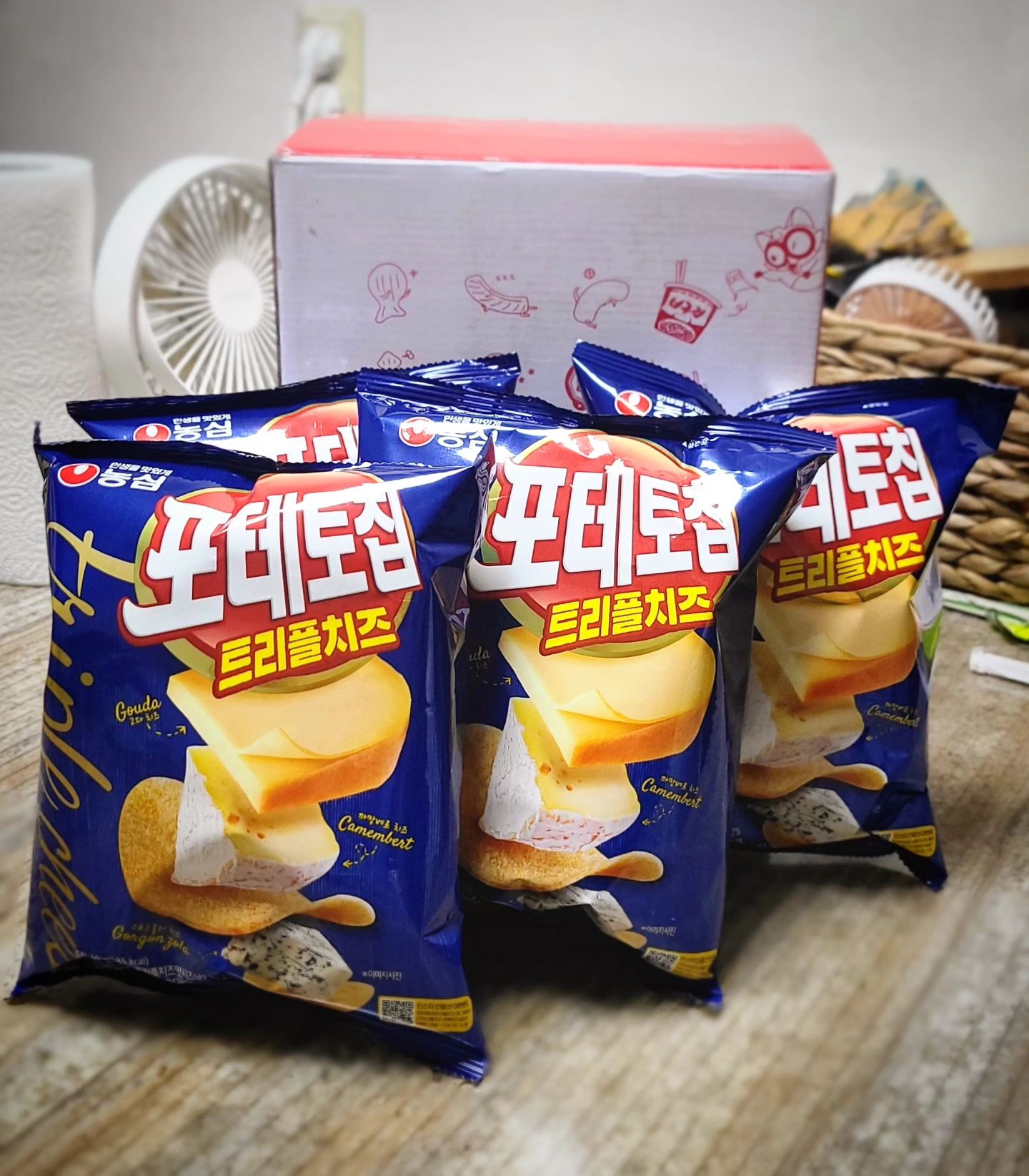 🔊치즈덕후분들 여기로 모이세요!!

오늘 소개 드릴 제품은 :O 인생을 맛있게
우리 또 신상과자 못참잖아요?!

농심 신상 포테이토칩 트리플 치즈 입니다 :)
[유럽 치즈3대장] 이라는#고다치즈 #까망베르 #고르곤졸라 치즈가 들어가 있는 감자칩 이에요 그래서 인지 봉지를 열자마자 치즈향이  확 올라오더라구요 :) 치즈 덕후들을 위한 감자칩🥔

감자칩을 자세히 보시면 도톰한 감자칩에 짭짤한 하얀 시즈닝 가루가 뿌려져 있고 찐~하고 풍부한 치즈맛이 나는 먹어본 맛이다 했는데 회오리 감자  그맛 이였어요  딱 기분 좋은 단짠단짠 그자체💛 치즈과자 치고는 엄청 짜지도 않고  맥주 안주로도 좋을 거 같고 치즈를 못드시는 분들이 아니라면 호불호가 없을거 같은 과자였어요 :) 

치즈 덕후분들 얼른 달려가세요=3

#협찬 #광고

celuvu_review
nongshim .
.
#협찬 #농심 #포테토칩트리플치즈 #감자칩 #치즈맛감자칩 #트리플치즈 #포테토치치즈 #신상과자 #편의점신상 #치즈덕후 #과자신제품#신제품과자#셀러뷰#신상#리뷰#먹스타그램#먹스타