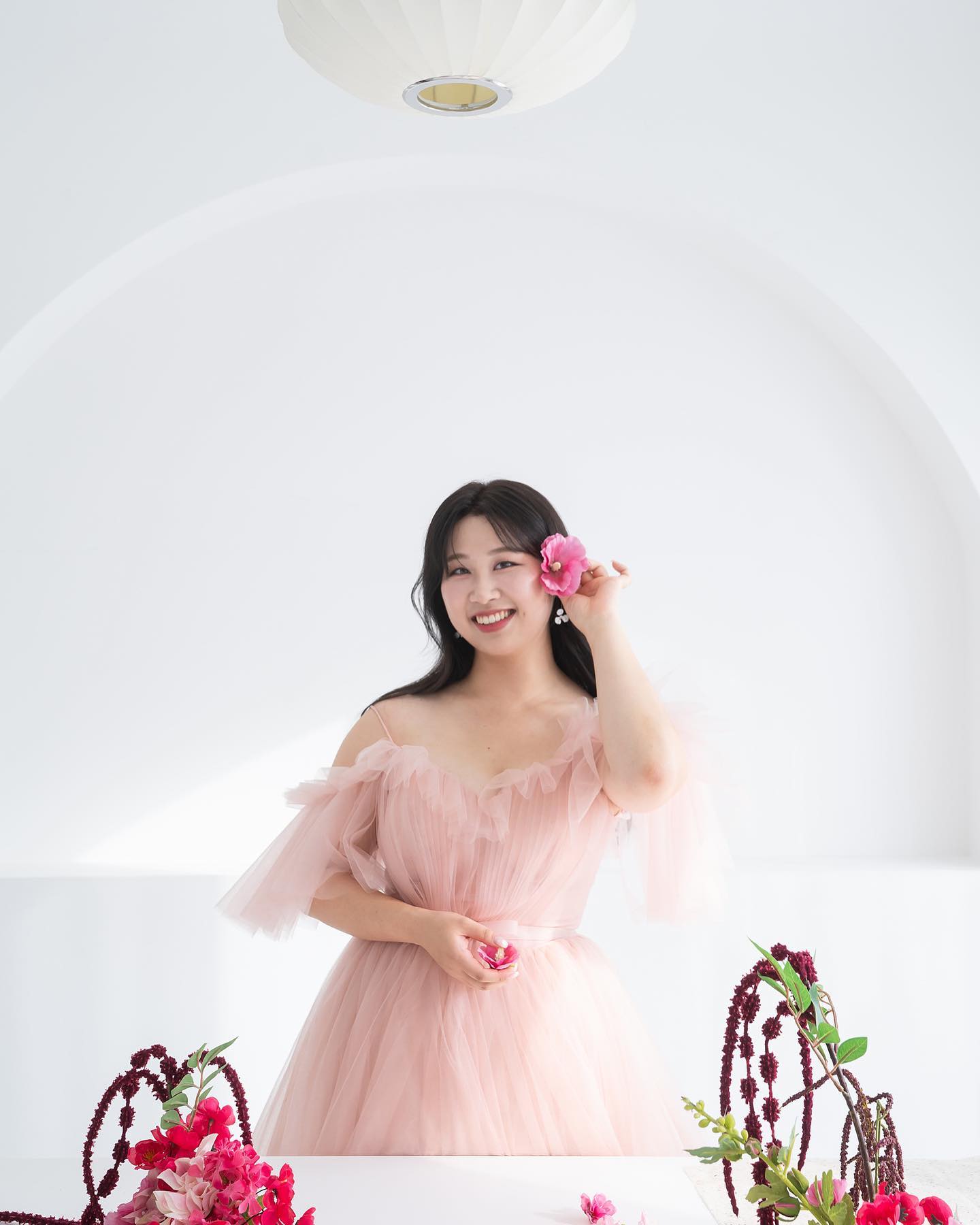 ⠀⠀⠀⠀⠀⠀⠀
매년 예쁜 사진 남기면 여행하자 약속했는데
6주년은 웨딩화보촬영으로 기록하게 되었쥐
나 체질인가봐 2번 3번도 할 수 있을 것 같아
⠀⠀⠀⠀⠀⠀⠀
배드민턴이 취미인 요블리를 위해
배드민턴 컷도 준비해주신 치호이사님 센스만점🏸
⠀⠀⠀⠀⠀⠀⠀
청소년 캠프 준비하느라
너무 정신없고 힘든 하루하루 마무리하고 진짜 찐 피로누적인 상태로 현장에 갔는데
피곤할 틈도 없이 화기애애하고 재밌었던 촬영장 분위기 덕에 너무 행복해쒀요💕
⠀⠀⠀⠀⠀⠀⠀
📷 gwonkyu_photo_chiho