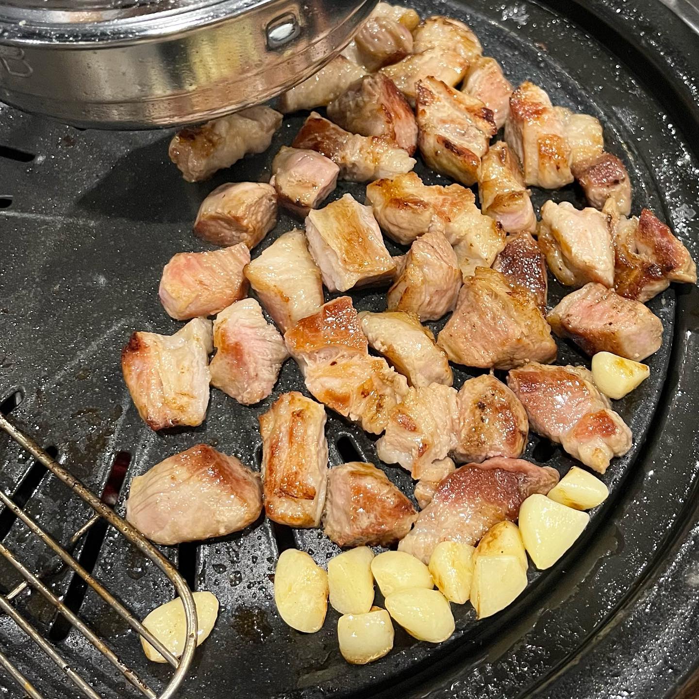 삼겹살과 정가브리살이 맛있는 #육갑식당

특삼겹살을 주문하면 칼집을 내주는지
물어보시는데 바로 yes!! 하기 😃

칼집이 나진 덕분에 고기도 더 빨리 익고
맛까지 있어서 추천!

특삼겹살은 상위 1% 프리미엄 국내산 암퇘지만을 선별하여
가장 맛있는 삼겹살 부위로 제공해서
식감과 고소한 맛이 더 좋아요.

무엇보다 잘 먹어보지 못했던 정가브리살은
풍부한 육즙과 탱탱한 식감이 항정살이랑 비슷한데
다른 느낌으로 부드럽고 맛있어서 반하고 왔어요.

둘 다 놓칠 수 없는 메뉴라서 어느 하나가 맛있다고
하기에는 어렵네요 😆

게다가 된장찌개가 천 원인데
맛은 천 원짜리가 아님!!!!

+ 계란찜은 서비스 ~~~~

마지막 마무리는 포도 슬러시로 👏🏻

-

📍 육갑식당 _ #염창동 #내돈내산

💳 특삼겹살 16,000원 * 2
💳 정가브리살 17,000원 * 2
💳 테라 5,000원
💳 공깃밥 1,000원 * 2
💳 된장찌개 1,000원
 + 계란찜 s/v