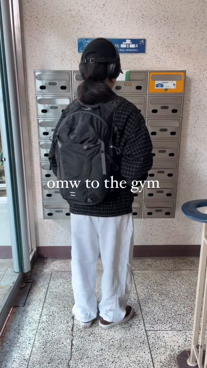 아파트 내에 전단지 넣는 곳을 아시는지… 거기에 핸드폰을 끼워두니 좋다 생각했는데 웬걸 159인 나를 149로 만들어버려…?🥹
.
.
#ootd#운동복
#huf#lacoste#vans#osprey