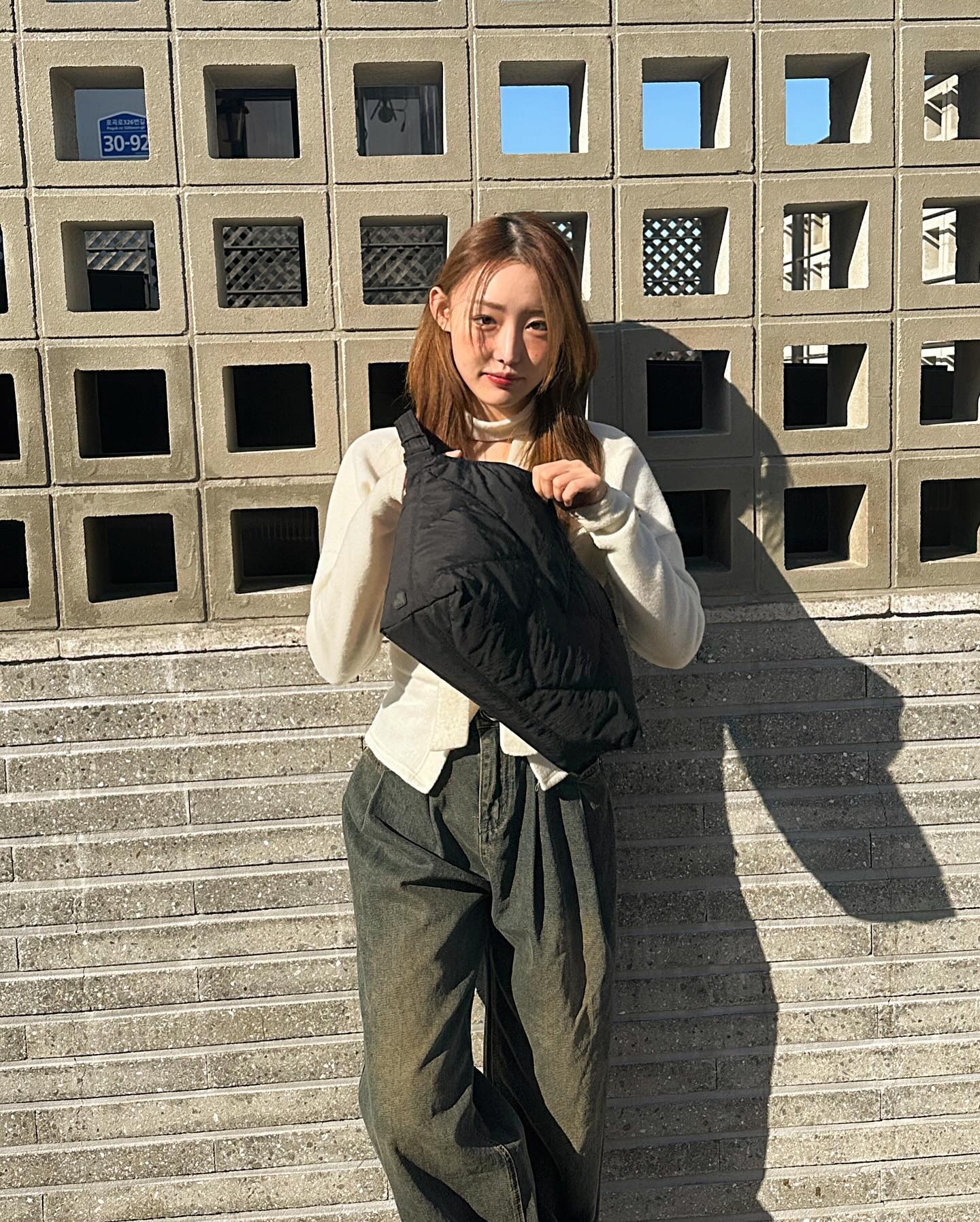 #광고 jillstuartstory 

24SS 시즌 새롭게 선보이는 질스튜어트 푸딩 숄더백🖤
블랙 컬러로 어떤 코디에든 무난하게 잘 어울리고, 폭신한 패딩소재가 귀여우면서도 은근 포인트를 주더라구요! 짐이 많은 저에게 크기도 적당해서 데일리로 들고 다니기 좋은 제품이에요🍮🎀

#질스튜어트 #질스튜어트가방 #패딩백추천 #푸딩백