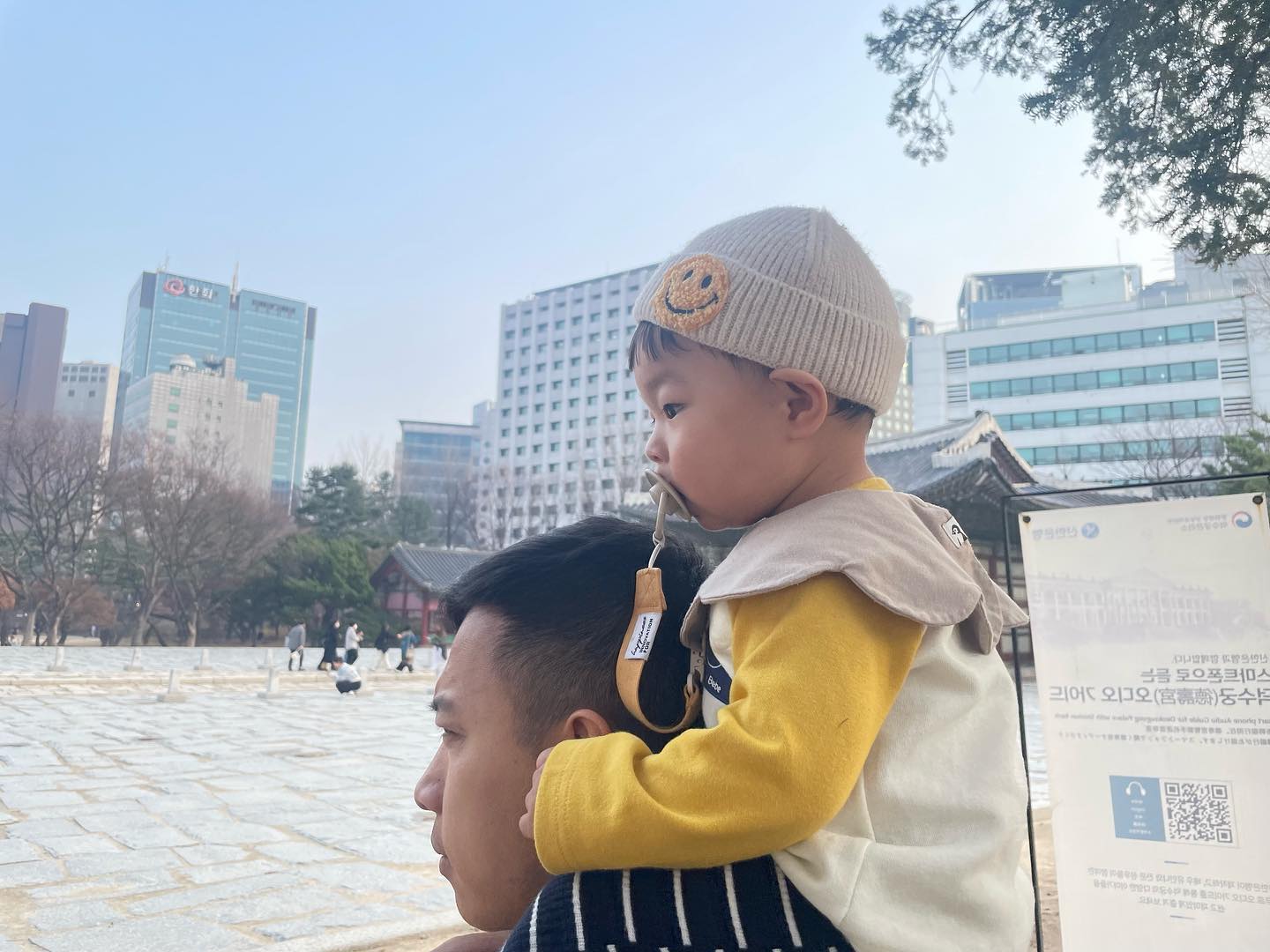 D+474
모반 제거 겸 오랜만에 서울 나들이😊
12월 날씨가 봄날씨처럼 따뜻해서
덕수궁과 돌담길 한바퀴 산책하기했어요😙
(임산부는 동반 1인까지 무료)
밖에서는 걷기 싫어하는 김서우씌 덕분에
아빠 어깨는 무겁기만하네요 힘내..🥹
#15개월아기 #31주임산부 #덕수궁산책 
⠀