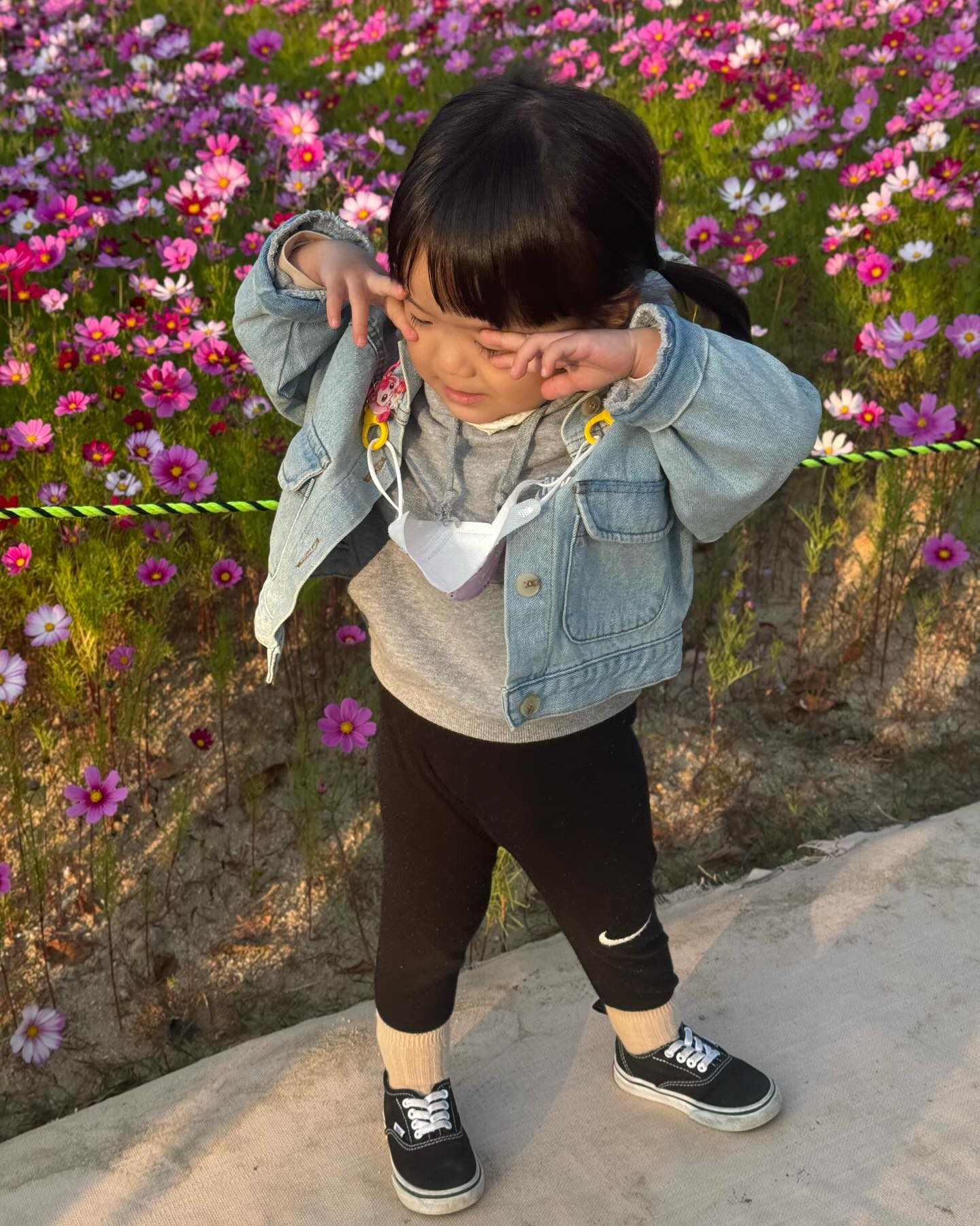 _
.
.
누가 꽃이지🌸
꽃밭에서 사진찍는 꽃이넹 
귀여워어 내딸랑구~

너모 춥당.. 
가을 제대로 느끼지도 몬햇는데
겨울이라니 또르르😿

#하원까지2시간남았다 
#추워도놀이터는포기못해