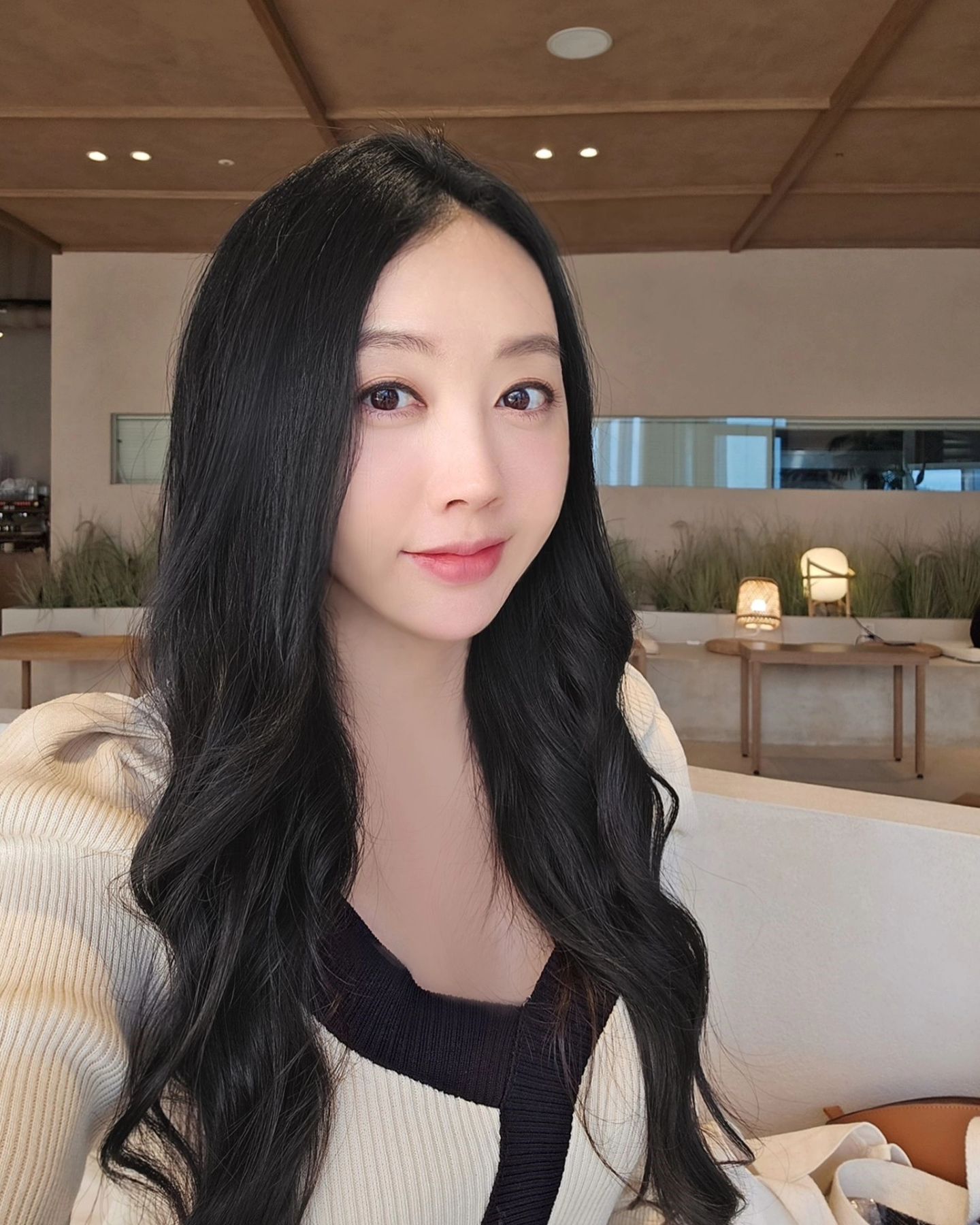 ㅤ
#인모드FX리프팅 받고 왔어요 
요즘 들어 이중턱이 더 도드라져 보여서 스트레스였는데 
한번 시술로 효과가 이렇게 만족스럽다니 행복해~ 
2~3번 더 시기에 맞게 시술 받으러 가보려고요 

그리고 고객 서비스를 강화하기 위해서 기존에 비해 
대기시간을 최소화하고 1:1 맞춤 서비스를 제공하고 있다고 하더라구요 그래서 그런지 엄청 일찍 들어갔어요

제가 방문한 피부과는 일산 홈플 4층에 위치해 있어 
접근성 및 주차가 정말 편리했고요
미술관 컨셉의 인테리어와 세계 유명 명화 중심의 미디어아트 설치로
웅장하고 디테일한 요소들의 반영까지 트렌디함 가득~ 
AI커피 로봇도 있어 넘 새로웠고 에스테틱 디스플레이 테스트 공간 마련 및 해외 고객을 위한 1:1 맞춤 통역 서비스로 고객의 니즈를 제대로 만족시키는 곳이었어요 

더운 여름 날씨가 더워지면서 생기는 피부 콤플렉스로 고민이시라면
시술적인 경험은 물론 노하우 풍부한 의료진이 직접 피부 상태를 파악하고 합리적인 비용과 체계적인 시스템을 통해 
시술 추천을 해주시는 #아비쥬클리닉 에서 
가성비 괜찮게 피부 스트레스 날려버려요 

abijouclinic 
#솔직후기 #일산 #일산홈플러스 #미술관피부과 #갤러리피부과 #힐링아트피부과 #아비쥬 #아비쥬의원 #리프팅 #인모드 #인모드후기 #인모드리프팅 #인모드FX #인모드후기 #인모드효과 #인모드가격 #인모드추천 #리프팅후기 #리프팅추천 #리프팅효과 #얼굴리프팅 #이중턱 #이중턱리프팅 #턱리프팅 #피부과 #피부관리 #피부관리비법 #리프팅추천