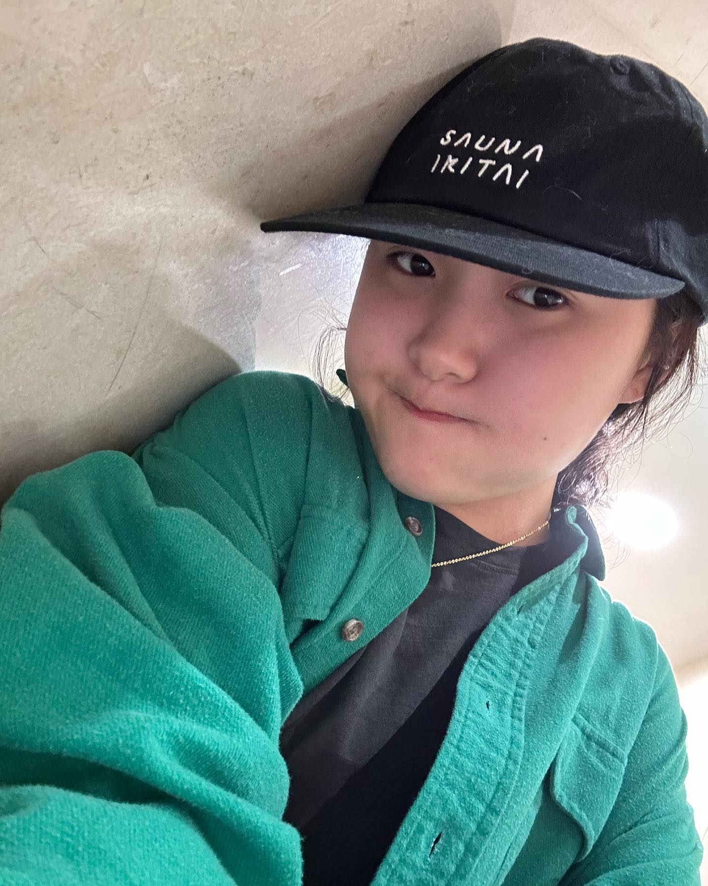 태어나서 체력이 더 좋았으면 좋겠다고 처음 생각했다

한계라고 생각한 것보다 더 해냈고 힘들었다 (진짜...)

결혼 안한 내가 웨딩 상담이라니..
술 한잔 안하는 내가 파티 기획이라니..
진짜 나는 자기시랑 샤브샤브 먹고 마케팅 공부하고 일 하고 게임하고가 전부였는데 아트스푼이라는 공간에서 상상치도 못한 일들이 매일 일어나고 있다

눈물이 자주 난다 (흑흑) 사람들이 웃고 우는 모습에 눈물 나고 팀 아스 한대 모여 공연하고 뛰어다니는 모습이 점점 더 아스 스러워져서 눈물 나고 일 벌려 놓으면 뛰어들어 해쳐나가줄 사람들이 있는게 너무 감사하고 소중하고 픽픽 눈물 나고

내가 멘탈이 약하다 생각한 적 없는데 한 없이 약해지고 힘들어 할 때 자기시가 얼마나 힘이 되어주고 정신 차리게 해줬는지 모른다. 같이 살고 한시도 떨어지지 않고 일 하고 껴안아고 있어도 보고싶은 사랑사람이다. 그리고 헤이해질 때 쯤 대장의 뼈 때리는 현실과 앞으로 나아가야 할 방향 제시, 제안들까지,,ㅋㅋ

감정의 폭이 더 높아지고 더 낮아졌다

폭풍이 지나가니 앞으로 만날 일들을 더 잘해낼 수 있을 것 같다는 자신감과 나에게 무엇이 더 중요하고 값진지 나를 더 알 수 있었던 많은 사고들 (전세 보증금 사기 상담해 드립니다ㅋㅋ)

진짜 23년 10월, 하바다의 스물 다섯의 가을 반짝반짝 빛났다.

아이엔티이 별하도 크루즈 퀸 포토그래퍼 지원이도 취뽀 서현이도 재정비 하린이도 사랑하는 일을 찾은 민정언니도 레전드 팀 아스도 3-4일 한 숨도 안자며 일 하면서도 롤 같이하는 상아도 한달 동안 작품 삼십개씩 만들어 내는 와이알 작가님도 타지에서 사랑하는 사람과 새로운 자기 세상을 만들어가는 재은이도 자기 것 찾아가고 직접 만들어 가는 민솔이도 좋아하는거 해야하는거 잘하는거 다 하는 제주바다도 항상 도전적이고 긍정적인 진짜 사랑 많은 혜주쌤도 반짝반짝 빛나는 거 한 걸음 떨어져서 내가 다 봤다

모든 사람들이 자기 자신이 빛 나고 찬란한거 다 알았음 좋겠다