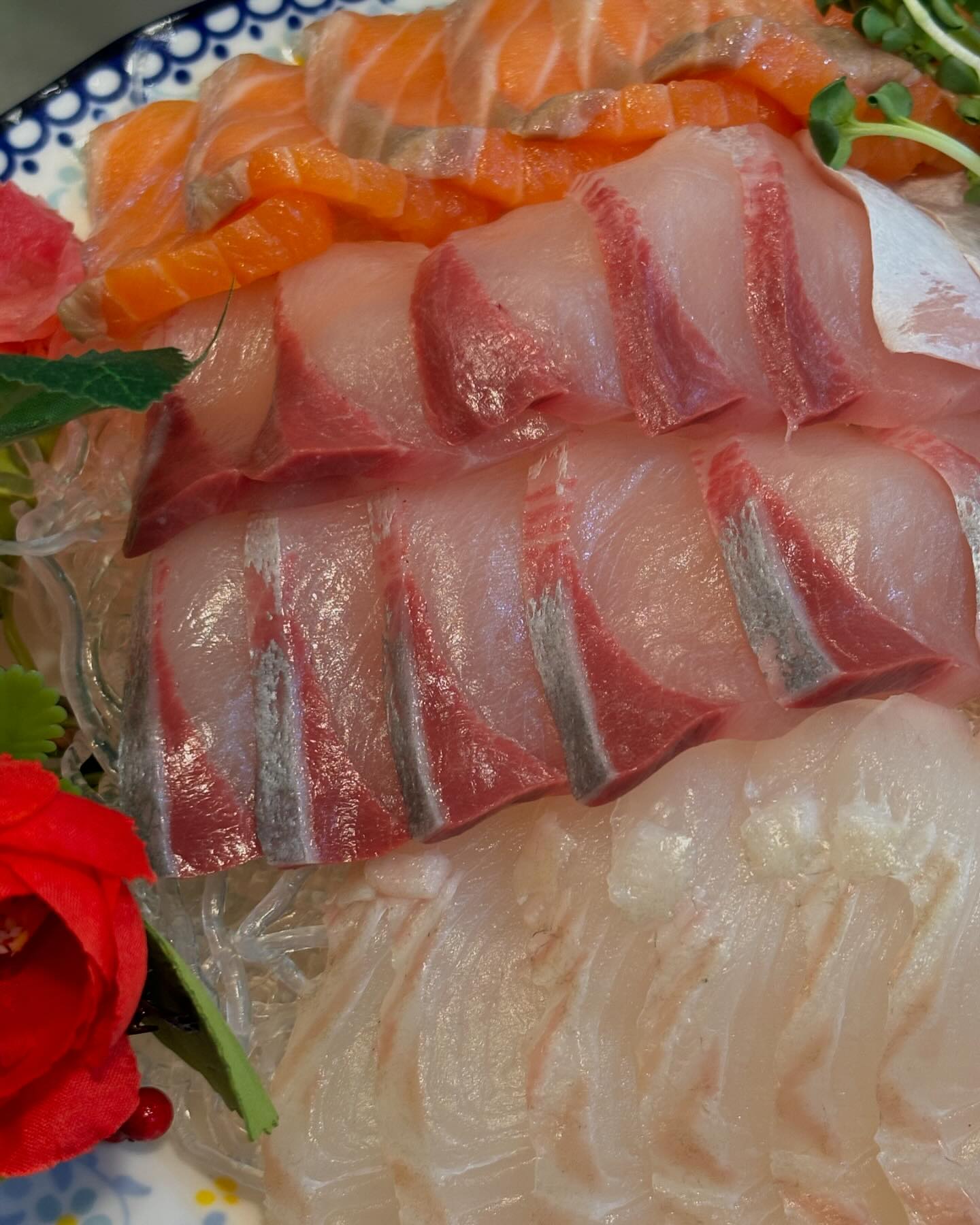강남역 방어연어광어맛집🐟점심식사도👍솔직광고👍
오랜만에 숙성회가 먹고싶어서 다녀온 강남 나들이☃️
점심식사 맛집으로 샛별처럼 떠오르고 있다는 더오이시에서 동파육덮밥이랑 2인 숙성회 세트를 주문했다~
동파육덮밥 말고도 회덮밥, 연어덮밥, 제육덮밥 굉장히 다양했고
수험생, 학원생들 혼밥하는 사람들부터
우리처럼 데이트하는 커플도 보였다!
2인 숙성회는 단돈, 39000원인데
광어 연어 방어 숙성회 + 새우장 + 연어장덮밥 + 밑반찬, 야채가 모조리 나온다! 이 조합이라니 안좋아하는 사람들이 있을까싶다
새우장 연어장도 오동통 쫄깃하고 고소함 가득~!!
성시경이 흰살회이 소금에 회를 찍어먹길래 우리도 도전해봤는데 살아있는 회맛이 느껴졌다ㅎㅎㅎ
더오이시만의 와사비, 간장, 쌈장, 초고추장, 무순, 백김치 어떻게 먹든 꿀맛👍🥰
겨울 가기전에 한번 더 와야겠다
더오이시
서울 강남구 테헤란로4길 46 지하1층 145호
#강남역점심맛집 #강남역점심식사 #강남숙성회 #강남역연어 #강남방어 #강남광어 #강남역횟집 #더오이시이 #강남역혼밥