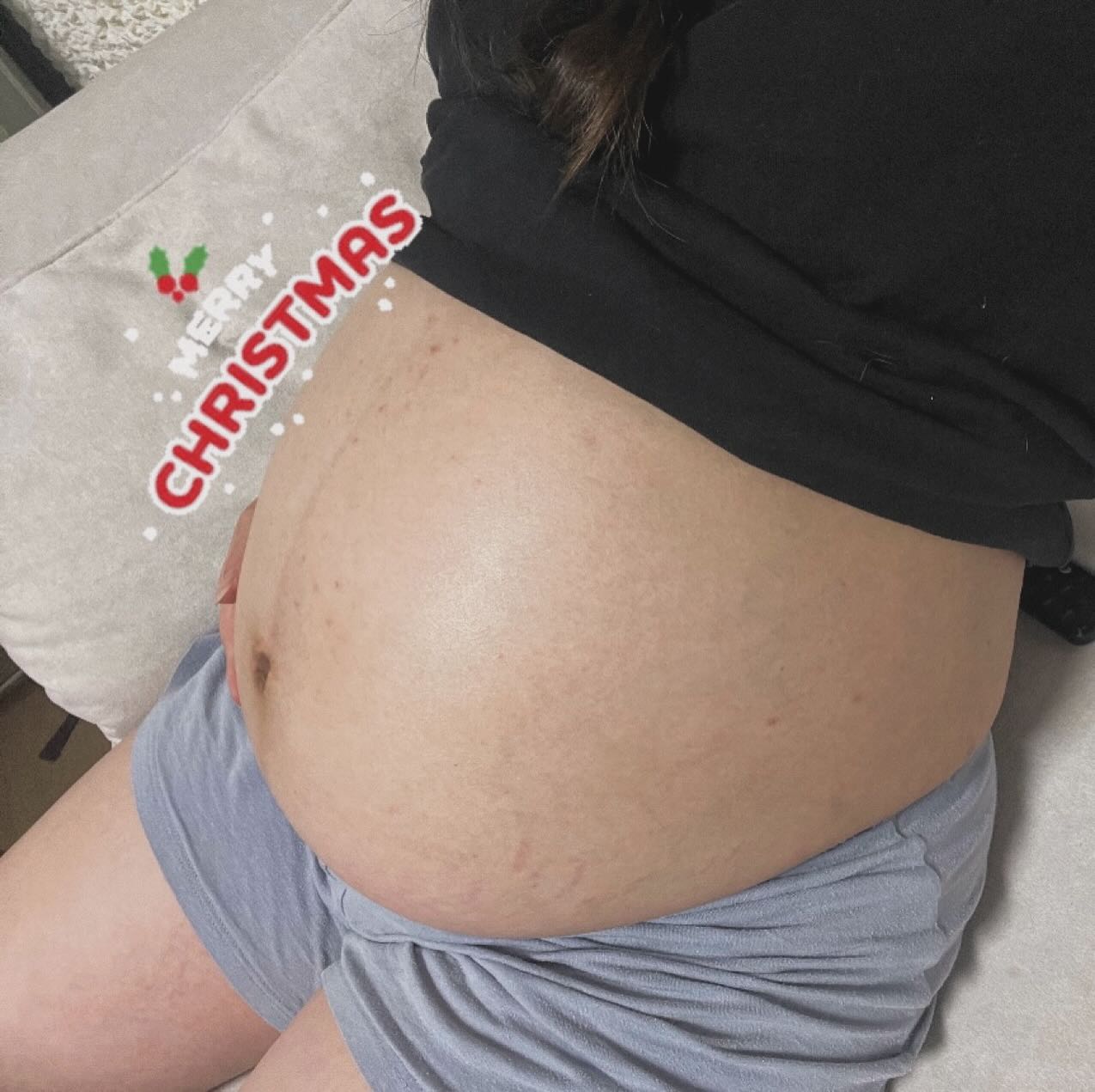 🎄Merry Christmas🎄
내년 크리스마스에는 어떤 모습일지🩷
이번엔 집에서만 보냈지만 내년엔 트리라도 구경하러 갑시당
임신기간에 오는 이벤트란 이벤트 다 겪어서 온몸에 두드러기도 나고 튼살도 많이 생겼지만 마지막일지도 모르는 내 만삭사진 많이많이 남겨야징
#36w2d