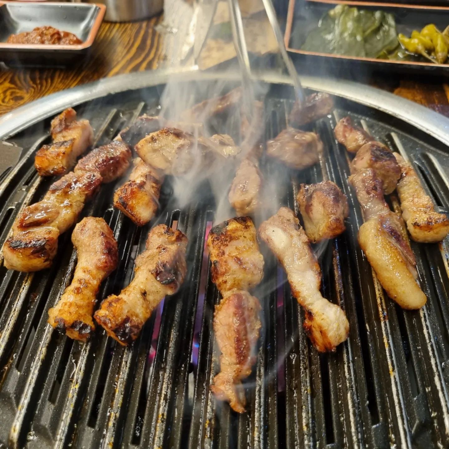#협찬

겨울방학 때 2박 3일 충북 옥천여행을 다녀왔어요
숙소 근처 맛있는 고깃집이 있다고 해서 다녀온
<해누 옥천점>

입맛이 별로 없었는데 잘 구워진 삼겹살 한 입 먹고나니 감동 그 잡채 🥓

주차공간도 넉넉하고 개별 칸막이가 있어 쾌적했어요

신선한 제주산 삼겹살과 다양한 곁들임반찬(묵은지, 파김치, 고사리나물 등)으로 맛있게 즐길 수 있었답니다.

기본으로 제공되는 해물탕이 푸짐하고 시원했답니다.

추억의 도시락, 비빔쫄면 등 다양한 종류의 사이드 메뉴도 있어 여러 사람 입맛 만족시킬 수 있는 삼겹살 맛집이었어요

카운터에 탈취제와 사탕, 이쑤시개, 머리끈까지 있어 맛있게 먹는 것에만 집중하시면 될 듯 해요 🤩

#옥천맛집 #옥천고기집 #옥천삼겹살 #소고기도있음 #충북옥천맛집 #대전근교맛집 #옥천여행 #옥천가볼만한곳 #해누 #해누옥천점
