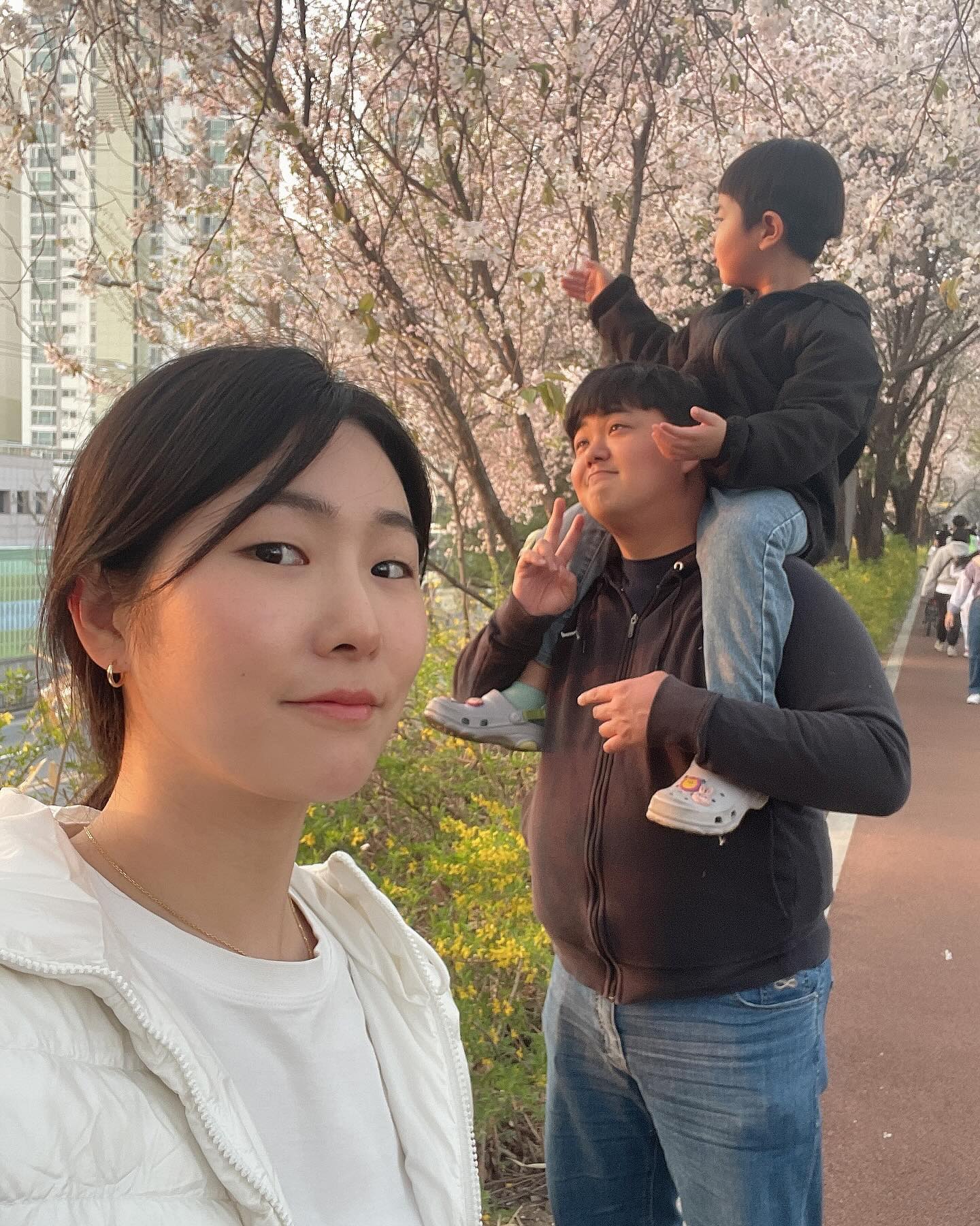 👶🏻D+1400

팝콘기록🌸
평일엔 기현이랑 둘이 보던 벚꽃!
주말에 셋이 완전체가 되어서 구경하니 느낌이 또 다르네♥️

엄마 일 하는 동안 아빠랑 마술쇼도 보구 축구수업도하고 
일욜엔 친구들과 숲체험도하고 놀이터에서 아빠랑 실컷 놀구온 기현이 👶🏻 주말 꽉 채워서 잘 놀고 8:30 육퇴 !!
이렇게 잘 놀아주고 육퇴하면 엄마는 뿌듯 😆

담쥬엔 엄마 일찍 끝나니까 뭐하고 놀까~?🤩
담쥬는 엄마빠 결기도 있는뒈에~~~