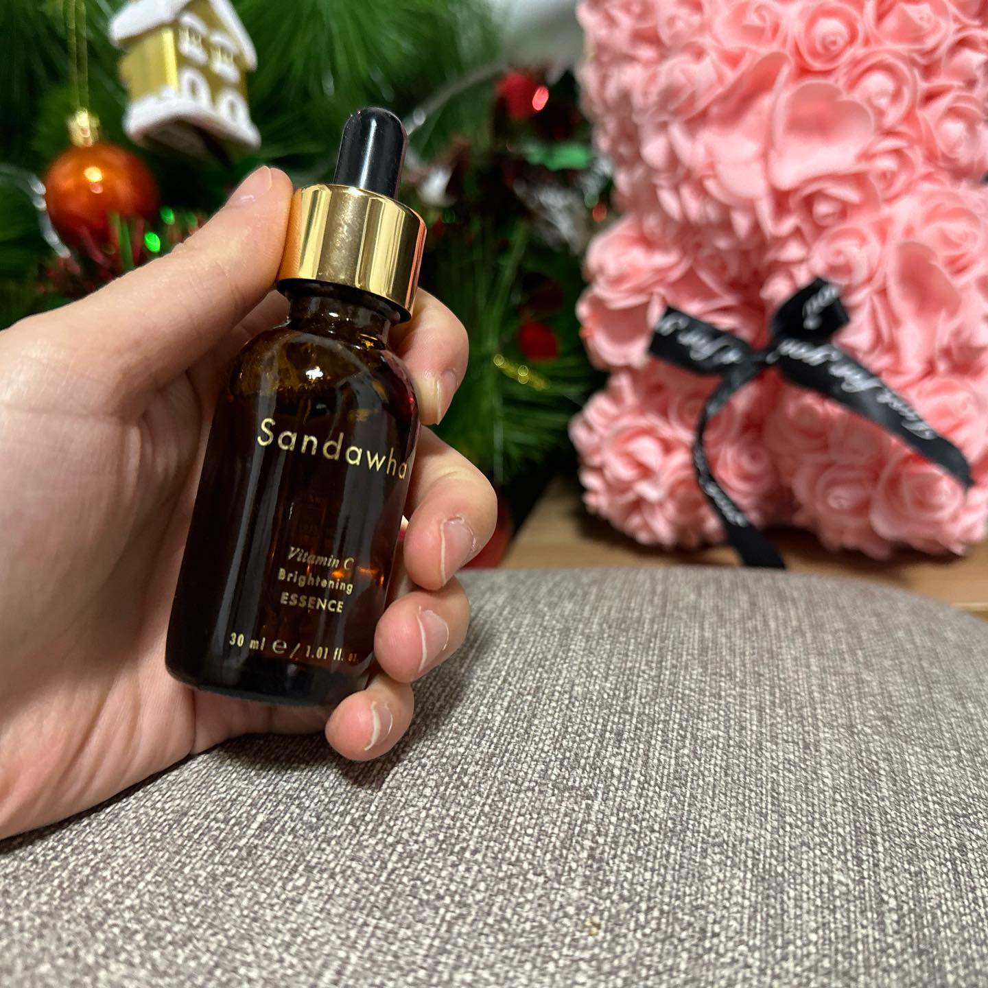 #할인구매 skincure_official #산다화비타민C에센스 #비타민C에센스
스킨 - 산다화 비타민c 에센스 - 보습 케어 
순서대로 
6일간 잠들기 전 꾸준히 해주니
비티민c만 추가했을 뿐인데
피부톤이 한결 환해진게 느껴졌는데

좋은 제품으로 꾸준히 발라주는게 제일 좋은것 같더라구요!

필링하고 바르니 비타민이 함유되어 약간 따꼼?한 느낌은 있었지만 트러블이나 빨개지지 않는것보니 자극적이지 않은것 같고

제형이 쫀득한 제형이 아니라 발림도 좋고
흡수력이 좋아 피부가 빠르게 흡수하더라구요!
끈적임도 없었구요~

잡티는 아직 더 지커봐야 겠지만 
피부톤은 확실히 밝아져서 만족스러운 비타민 에센스!
#08L #뷰티 #미백 #맛집 #dog #모공 #피부고민 #30대피부 #잡티 #미백화장품 #비타민에센스 #신상품나왔을땐 #잠들기전 #화이트닝에센스 #육아