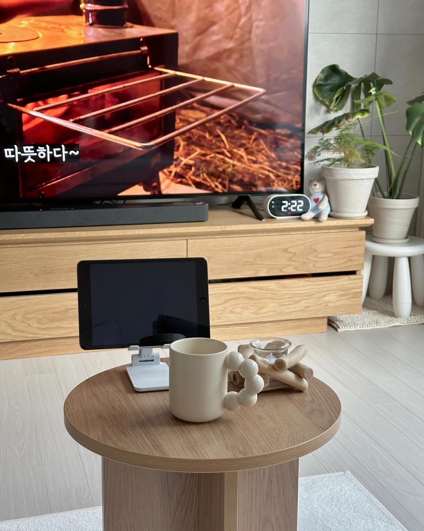 1월1일 새해 첫날 잘 보내셨나요?! 
저는 새해 인사도 드리고 같이 식사도 할겸 친정, 시댁 다녀왔어요! 
연애때는 몰랐는데 결혼하니까 
쉬는날이 쉬는날이 아니게 되었다는....🤣

24년 첫날은 바쁘게 보냈으니 
오늘은 한가하게 혼자만의 시간을 보냅니다! ㅋㅋ
신랑이 퇴근하고 약속 있다해서 진짜 저녁 늦게까지 
혼자 있을 예정이에요!
저녁 안해도되서 넘나 자유로운날! ㅋㅋㅋ

후딱 집안일 끝내고 일찍부터 혼자만의 시간을 즐기는중이에요 ㅋㅋ
좋아하는 캠핑영상보면서 커피한잔☕️
이시간 넘 소중하네요 ㅋㅋㅋㅋ(자주 즐기는 편이지만😅)

여러분들은 혼자있을때 보통 뭐하시면서 시간 보내시나요?!