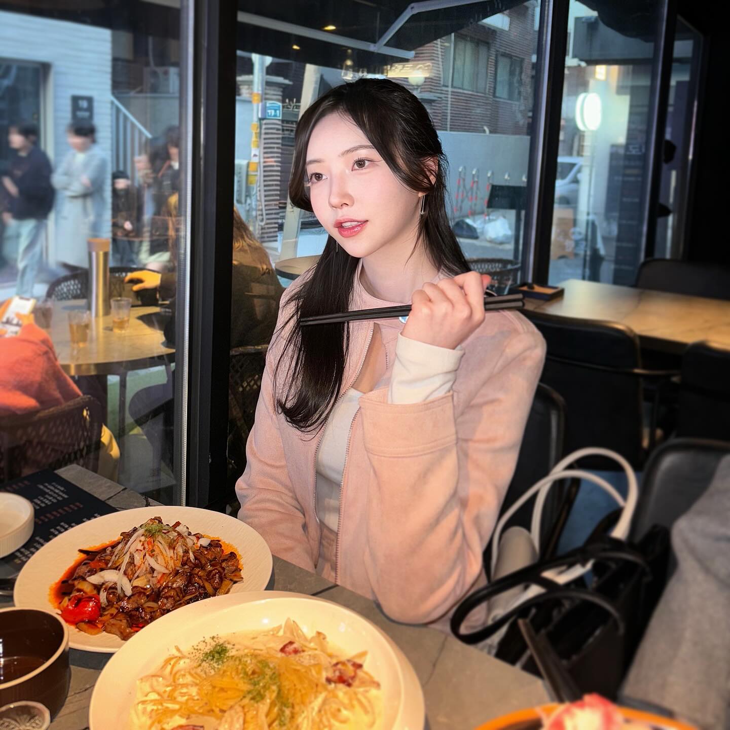 #협찬 #도란

연남에 분위기 맛 둘다 동시에 잡은 무국적요리주점 도란에 다녀왔어요! 한식, 양식,일식등 다양한 국가의 요리를 판매하는데 음식 하나하나의 퀄리티와 맛이 진짜 높아서 놀랐어요! 인기 메뉴인 한우 찹스테이크와 한식파인 저는 순두부 전골을 주문했고 양식을 좋아하는 친구를 위해 베이컨 크림 파스타를 주문했는데 진짜 배터지게 먹어요..❤️‍🔥 4명이서 저녁두 안먹구 갔는데 여기서 메뉴 세개로 배빵빵하구 왔어요✨ 순두부 전골은 다들 한입씩 먹고 너무 맛있어서 공기밥까지 추가해서 밥까지 말아먹었어요!🐷술도 전통주부터 하이볼까지 너무 다양하게 있어서 취향이 다른 사람들과두 다같이 외도 의견충돌 없이 맛나게 먹을 수 있을것 같아요😝

제가 주문했던 메뉴는

🍖한우 찹스테이크 28,000₩

🍝베이컨 크림 파스타 16,000₩

🥘순두부 전골 20,000₩ (강추👍)

4명이서 배 터지게 먹었구(1인 1공기밥 하는 사람들..)

연남에서 인당 16,000₩꼴로 안주 부셨습니당…✨ 연남에서 가성비 맛집겸 술집 찾으시는분들 강추드려요!!! 사진도 너무 예쁘게 잘나오구 사장님과 직원분도 넘 친절하셔서 꼭꼭 가보세요😍 친구들,연인한테 칭찬 받으실거에요..🔥

🏠주소: 서울 마포구 동교로38안길 22 1층, 도란

☎️번호: 0507-1423-9822

🕕영업시간: 매일 17:00 ~ 02:00 (01:00 라스트오더)

.

.

.

#홍대입구술집#홍대입구역술집#연남술집#연남동술집#연남맛집#연남동맛집#연남전통주#홍대전통주#마포술집#홍대입구역맛집#홍대맛집#도란 #데이트코스추천 #いいねした人全員ファローする #フォロー #フォローバック #좋튀 #좋아요그램 #연남동분위기 #연님데이트 #공주놀이 #연남가성비술집 #연남분위기술집 #연남포토존 #연남도란 #홍대도란 #도란 #연남생일파티