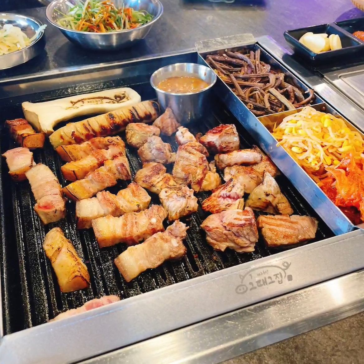 #협찬 여기 제주 맛도리‼️
이번 제주도 여행에 가장 맛있게 먹은 흑돼지집💕 공항이랑도 가깝고 사장님도 친절하시고 바로앞 바다뷰에 아주 베리굿〰️또가야지!!
.
 #제주그때그집 #제주공항그때그집 #공항그때그집 #제주맛집 #제주추천 #흑돼지추천 #맛스타그램 #맛집 #점심추천 #먹방 #koreanfood #맛집추천 #메뉴추천 #데이트 #먹스타스램 #삼겹살맛집 #좋반 #냠냠 #instalike #맛있다그램 #푸드스타그램 #foodstagram #instafood #daily