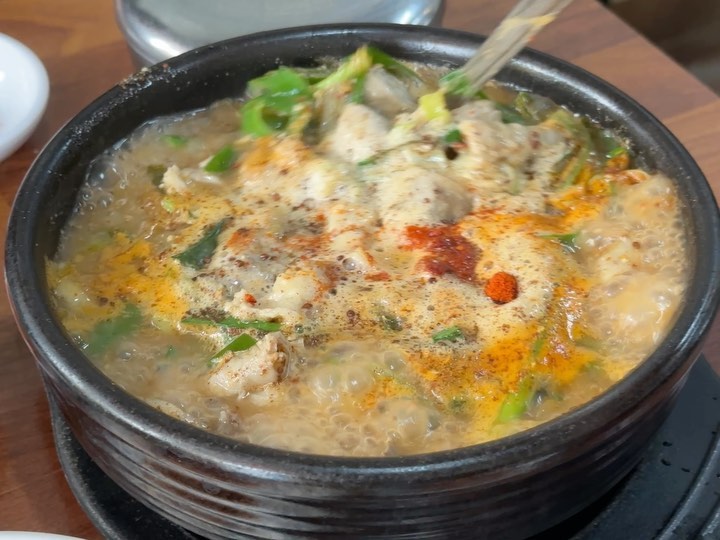 #전주역맛집 #소문난순대 #내돈내먹 

전주하면 콩나물국?
노노👋👋
순대국 먹으러 가는 1인😆

전주역 2시 도착 점심을 위해 부랴부랴 검색해서 찾은 곳이 바로 소문난순대

✔️순대국 7천원의 푸짐한 행복
전주 순대국을 찾는 이유는 곱창같은 내장이 듬뿍이라는 점이예요!
신기하게 초장이 있는데 여기에 들깨가루 섞어서 찍어먹으면 환장할 그 맛👍
✔️피순대(소) 10,000
선지 못먹는 앨리아의 픽🍎
피순대 못 먹는 사람도 맛있게 먹을 수 있다!
진심 냄새 하나 없고, 막창은 질김없이 부드러움의 끝장

내부가 아담하고 아주머니 혼자 하시는 듯 해요. 
밤에는 약주하시는 분들이 그렇게 많다고😅
피크시간에는 복잡할 수도 있을거 같아요.

전주 도착 전?
전주 출발 전?
그렇다면 순대국 한그릇 완전 추천합니다!👍
(서울와서 순대국 먹고 싶어도 비교되어 못 사먹는 중..🥲)

📍소문난순대
월-토 09:00~22:00
일욜 휴무

#전주맛집 #전주순대국