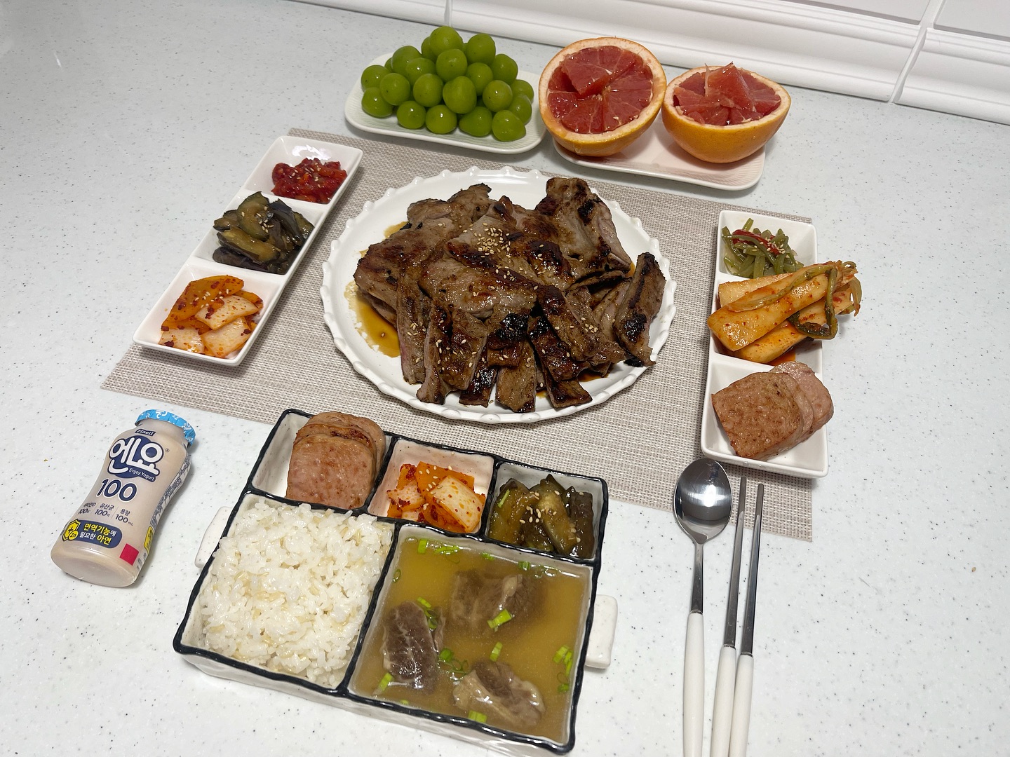 오늘의 #협찬 
-
현미밥 양념갈비 갈비탕 총각김치 단무지무침 오징어젓갈
가지볶음 스팸구이 고구마줄기볶음 +샤인머스캣 꿀자몽 엔요
아윤원픽 갈비탕
-
오늘은 미소그릴에서 한돈 양념갈비를 보내주셨어요! 
-
미소그릴은요 !👀

매장에서의 맛과 노하우를 그대로 담아 집에서도 간편하게
즐길 수 있는 푸짐하고 맛있는 갈비를 판매하고 계신데요! 
미소그릴 갈비는 양념은 줄이고 고기를 늘린! 푸짐한 갈비인데요

✔ 국내산 1등급 신선한 원육선별,
육가공 전문가가 포를 떠서 가공한 정성들인 재료를 사용
✔️ 자극적인 양념× 담백하고 깔끔 고급스러운 맛
✔️ 신선한 갈비의 선홍 빛깔 원육 그대로를 담았고, 
✔️ 비법양념과 특별한 숙성으로 육향과 풍미를 꽈ㅡ악잡았어요!

이전밥상인데요 ! 
이날은 양념갈비로 푸짐하게 한상 차려보았어요
직접 포를 떠서 비법양념에 맛있게 숙성된 갈비는
카라멜 색소, 연육제, 방부제 등을 전혀 사용하지 않아서
아이들 먹이기에도 안심하고 섭취할 수 있고 
담백하고 고급스러운 맛있는 갈비로 우리집이 갈비맛집!가능👍

양념이 적고 고기가 많이 들어있어서
더 푸짐히 즐길수있는 미소그릴양념갈비! 추천드려요😊

ㅡㅡㅡㅡㅡㅡㅡㅡㅡㅡㅡㅡㅡㅡㅡㅡㅡㅡㅡㅡㅡㅡㅡㅡㅡㅡㅡ
울님들 퐁당 퐁당 연휴라 너무 신나는 수요일이에요! 
저만 그런거 아니죠?〰️
오늘부터 제약회사에 출근하게 되었어요!
(주방보조는 못하겠더라구요ㅋㅋㅋ )
워킹맘 다시 시작! 저는..천성이 쉬질못해서
집에서도 가만 못있거든요ㅜ 일하는게 중독인, 쉬는걸 못배웠어요ㅜ
무튼! 내일은 출근안합니다 하핫 
울님들 맛있는거 많이드시고 행복한저녁 보내세요 !♥️

💌제품문의는 misogrill_
또는 검색창에 ❝ 미소그릴양념갈비 ❞ 를 검색해주세요❤︎

#미소그릴 #양념갈비 #한돈돼지갈비 #양념돼지갈비 #돼지갈비맛집 #캠핑밀키트 #저녁반찬 #고기반찬