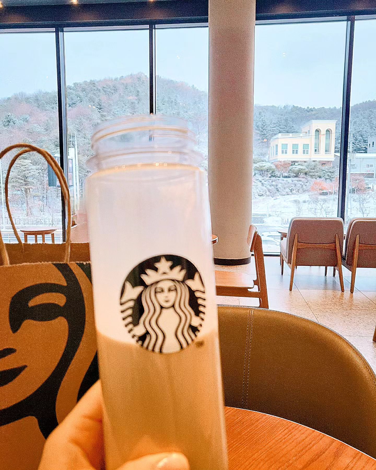#눈오는날❄️ #밀크티한잔 

눈이 매섭게 내리지만
오랜만에 립스틱 바를 시간도 있고
선물 받은지 한참 지난 스벅 쿠폰도 쓰고

눈이 내리니
눈이 내리던 모든 날이 생각 나던 오늘

우즈벡에서 맞던 첫눈
한국에서 첫 입사해서 맞은 첫눈
직장에서 함께가던 스벅
아이 낳고 가던 스벅
나랑 통했는지 카톡 보낸 쏭 덕분에

추억돋는 스벅
 
스벅을 찾는 이유는 추억이 많기 때문

내눈엔 십자가로 보이는 저 기둥이 함께해♡

#스타벅스#밀크티보틀#밀크티맛집 
#줌마스타그램#일상#소통
#소통환영#맞팔선팔환영