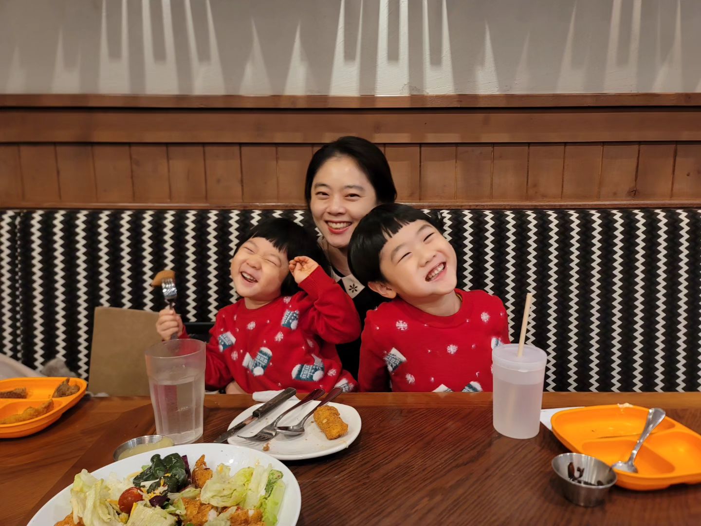#HBD 🎂
참 힘든 시기라 이래저래 너덜너덜 해졌지만,
내 생일을 그 누구보다 축하해주는 
가족들이 있어 따뜻한 힘이 되어 준 생일 

외할머니가 엄마를 낳아줘서 정말 고맙다는 
나의 감동 눈물버튼 스윗한 첫째아들 또유니 🩷

우리가족 고맙고 사랑합니다
생일 축하해준 고마운 나의 사람들 정말 고마워요 다들!

#잘살자 #내생일
#아직30대
#빛나보자#내인생
#엄마고마워
#오빠고마워
#또슈브로고마워
#사랑해