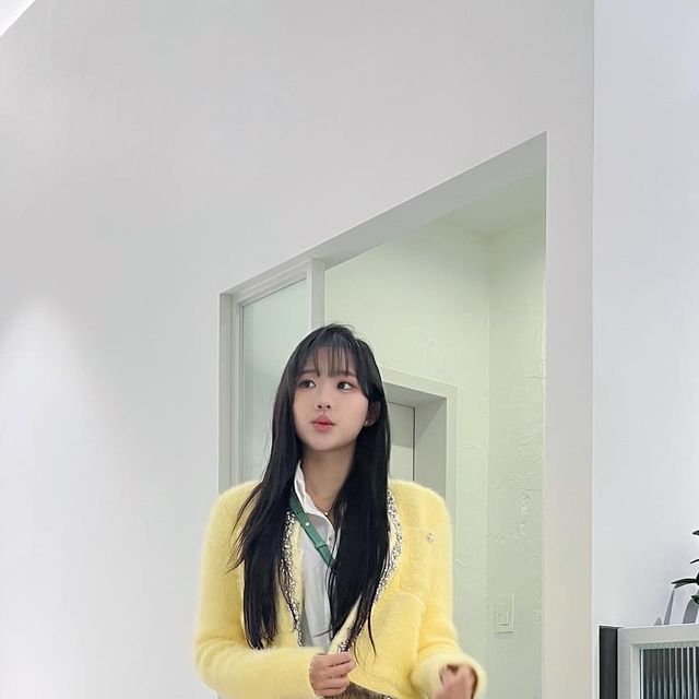 강수경 on Instagram: "겨울에도 따듯하고 예쁘게 코디하기🌼🤍🖤 착용감이 불편하지않고 편안해서 좋아용 심지어 연습이나 리허설 할때 신어도 안불편한 니삭스...🥺 💛✨ @the.nukknukk @marun5