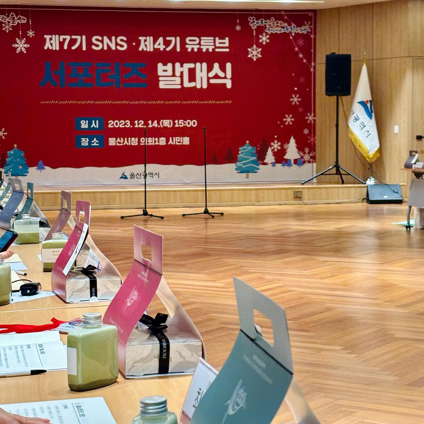 ‭
굳어버린 나..
앞에는 방송국 카메라..
( 근데.. 내가 찍는다고 했음 ㅋ )