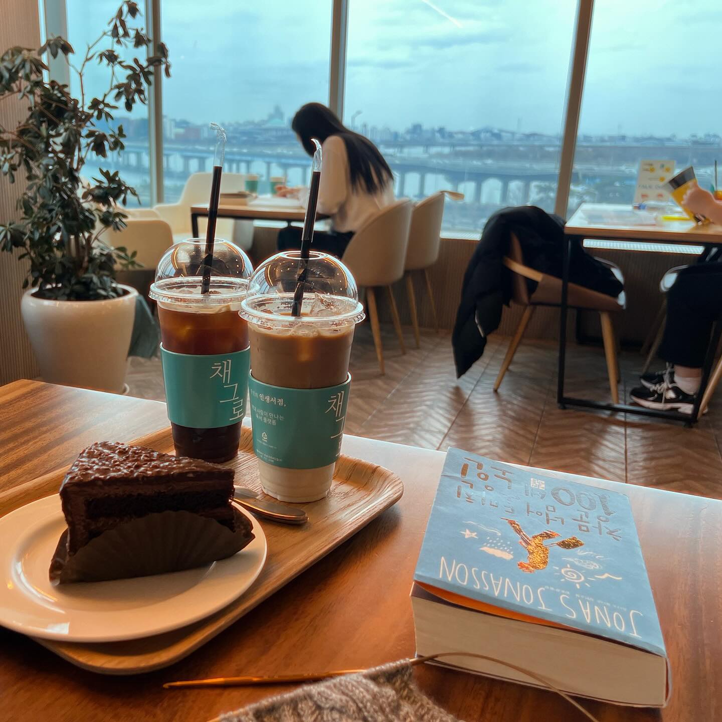 엄청난 규모의 서울 뷰맛집 북카페 📚💫 #채그로

주말에 갔다가 사람 엄청 많아서 웨이팅할 뻔..!
다행히 한 자리 찾아서 앉았지만 창문 좌석은 실패🥹
그래도 한 눈에 한강, 여의도 뷰는 볼 수 있어요!
북카페라서 책은 많은데 읽을 만한 책은,,?🤔

+ 방문 꿀팁) 주문하는 곳 맞은 편 케이크 진열대(?)
바로 위 숨겨진 인스타그램 리뷰 이벤트가 있어요~!
무료로 커피 먹기 가능👍 아메리카노 기준 6,000원

#북카페 #채그로 #서울북카페 #서울뷰카페 #seoul #seoultrip #cafe #mapo #한강뷰카페☕️ #마포카페 #마포역카페