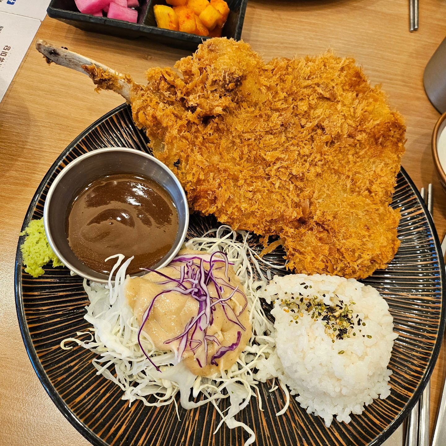 오늘은 남편 생일🎂
돈가스 맛집 검색해서 돈카츠  먹으러 고고😍
아닛ㅋㅋ 비쥬얼 완전 최고!!👍👍
먹어보고 싶었던 토마호크 돈카츠,모듬카츠 2번
튀김가루 바삭바삭, 고기는 완전 부드럽구
완전 딱이였다는🩷
다음엔 애들 데리규 와야겠다🤩🤩
오유미당 동래점 돈카츠맛집🌷

#오유미당 동래점 #온천동돈까스 #온천동맛집 #온천동쌀국수 #온천동맛집 #온천동한식 #동래역돈까스 #동래역쌀국수 #동래역한식 #데이트맛
#남편 #생일 #HBD #소통